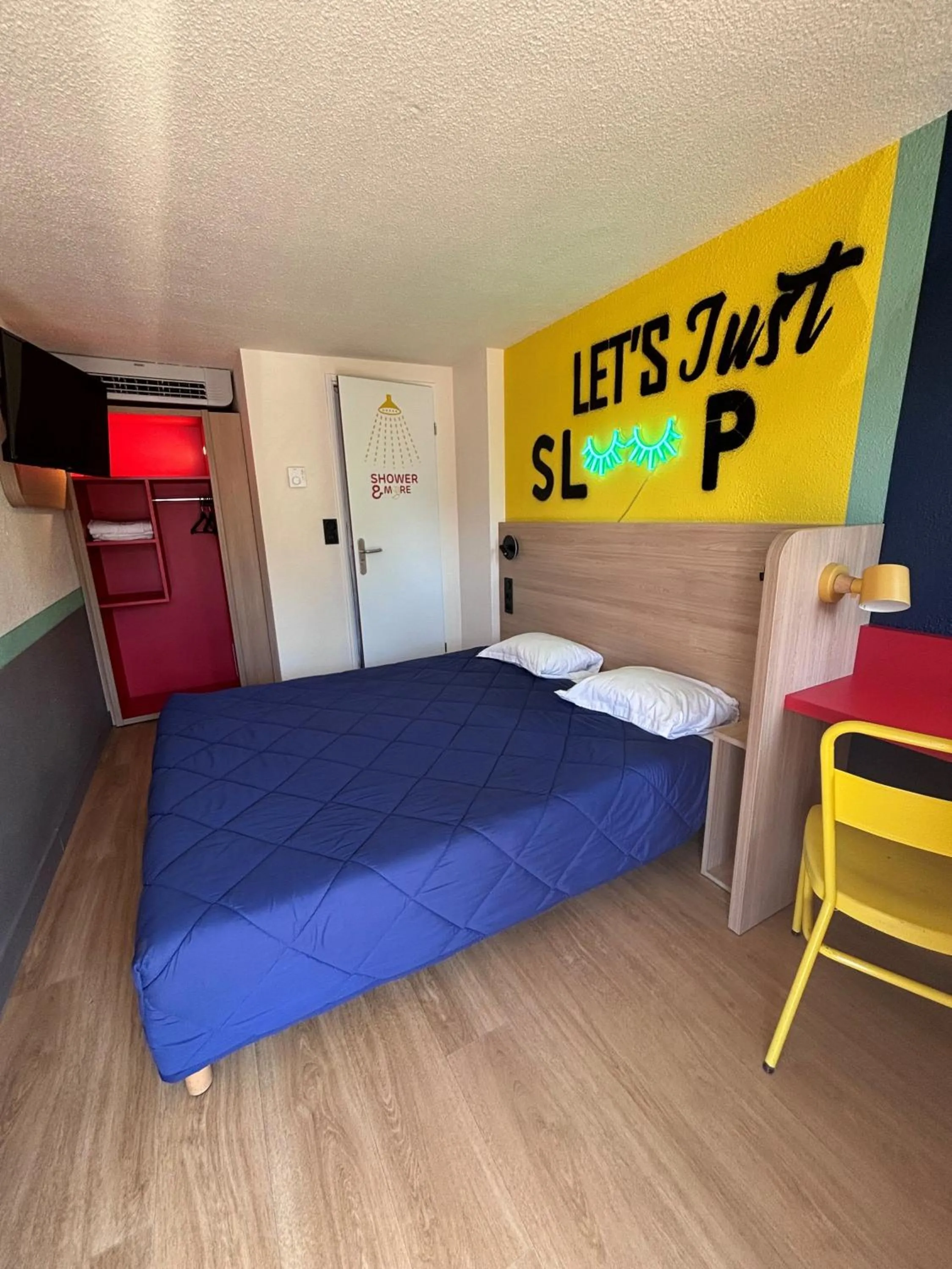 Photo of the whole room, Bed in Première Classe Aéroport Marseille