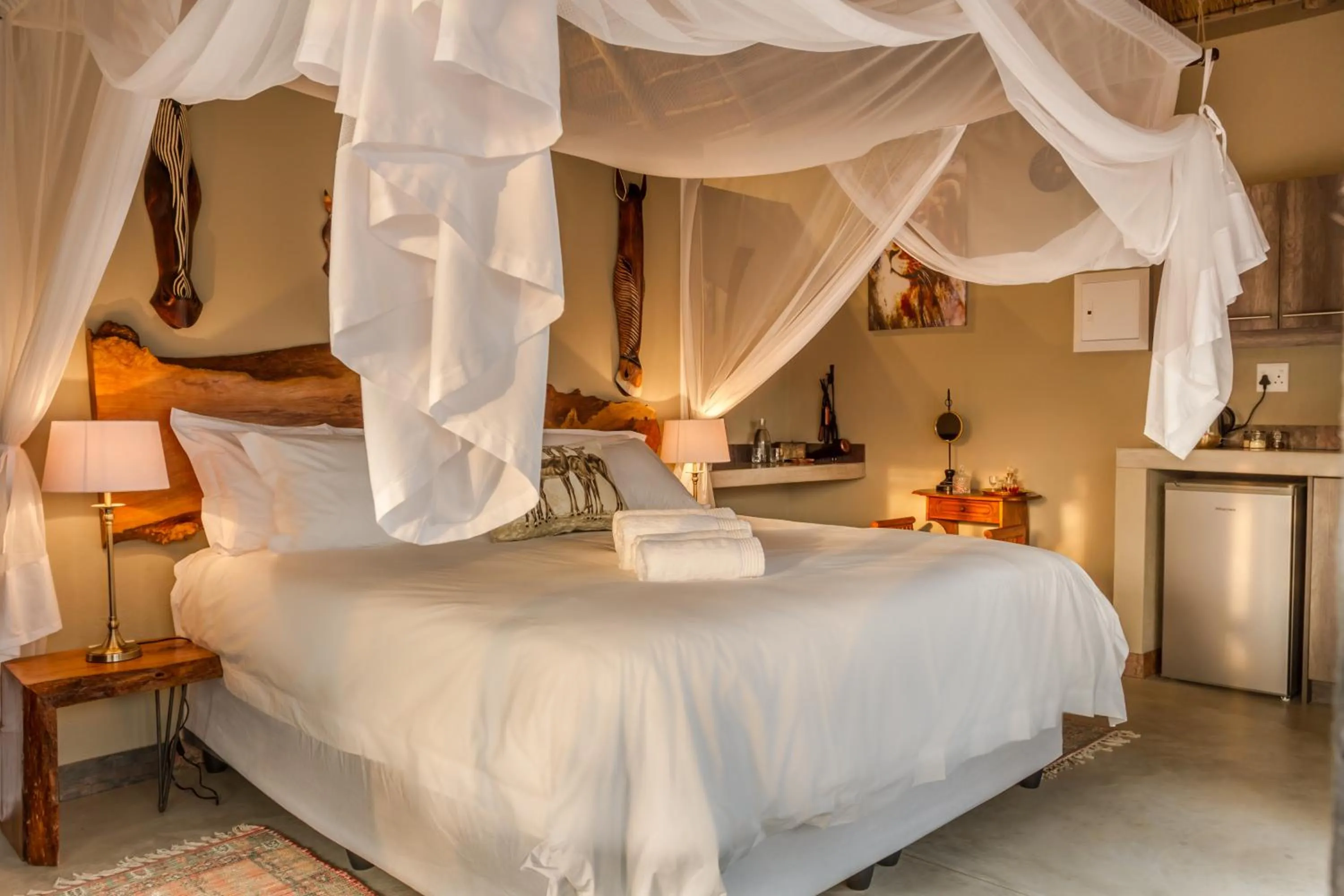 Photo of the whole room, Bed in Ukuthula Bush Lodge