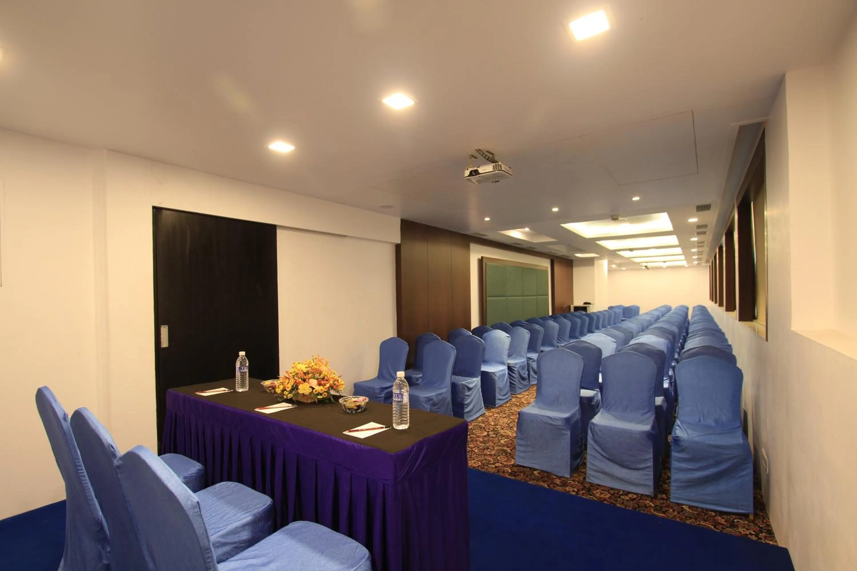 Business facilities in La Woods Hotel