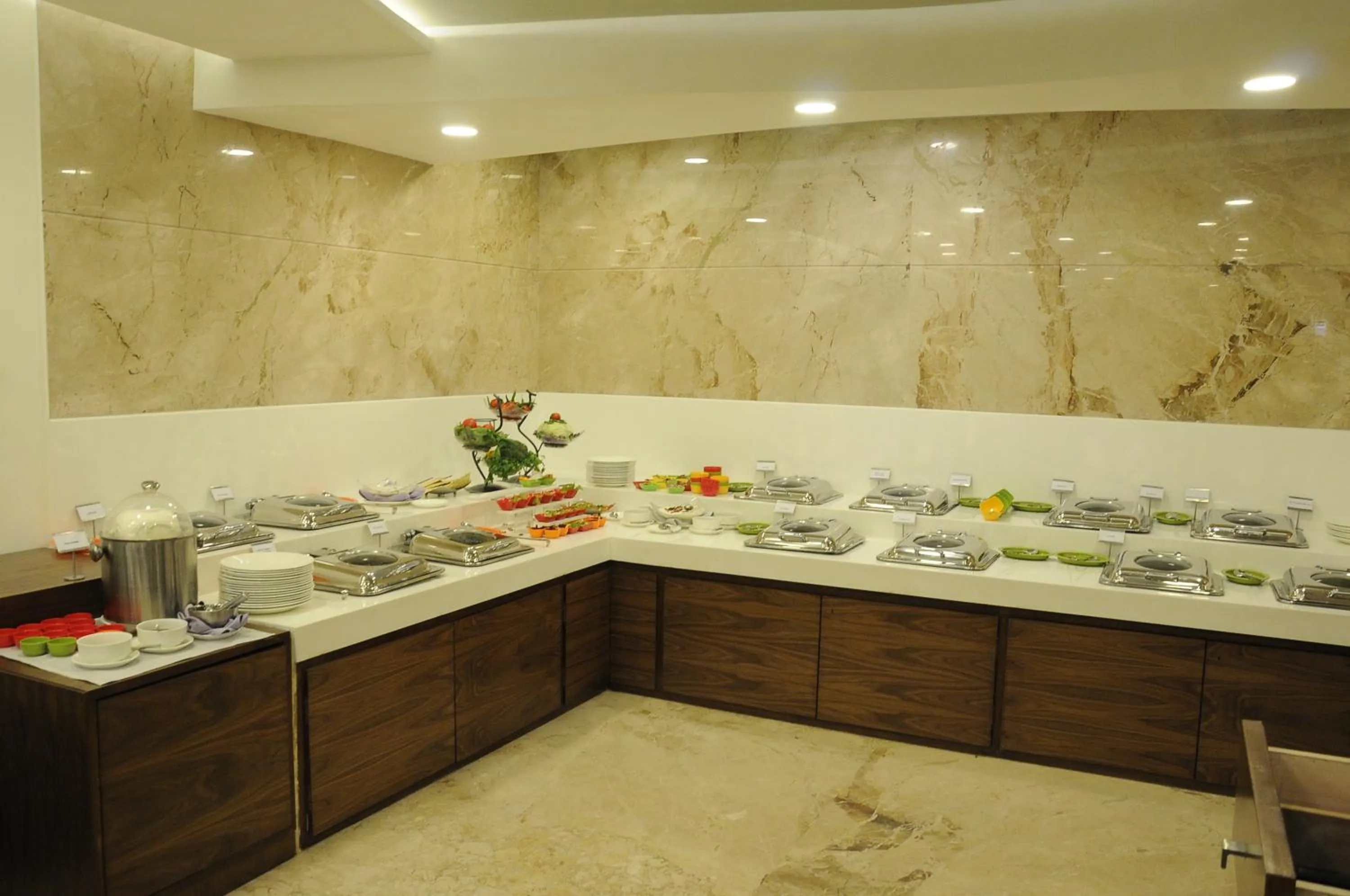 Restaurant/places to eat in La Woods Hotel