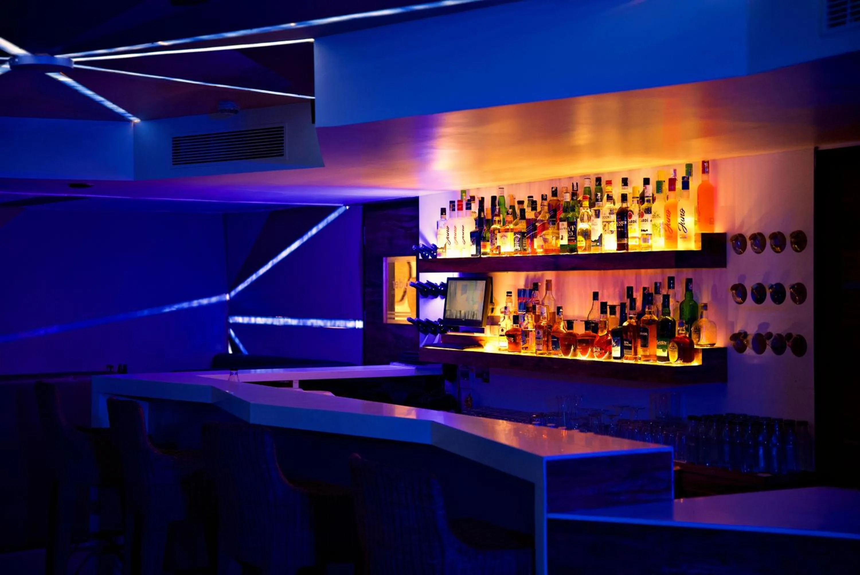 Lounge or bar in La Woods Hotel