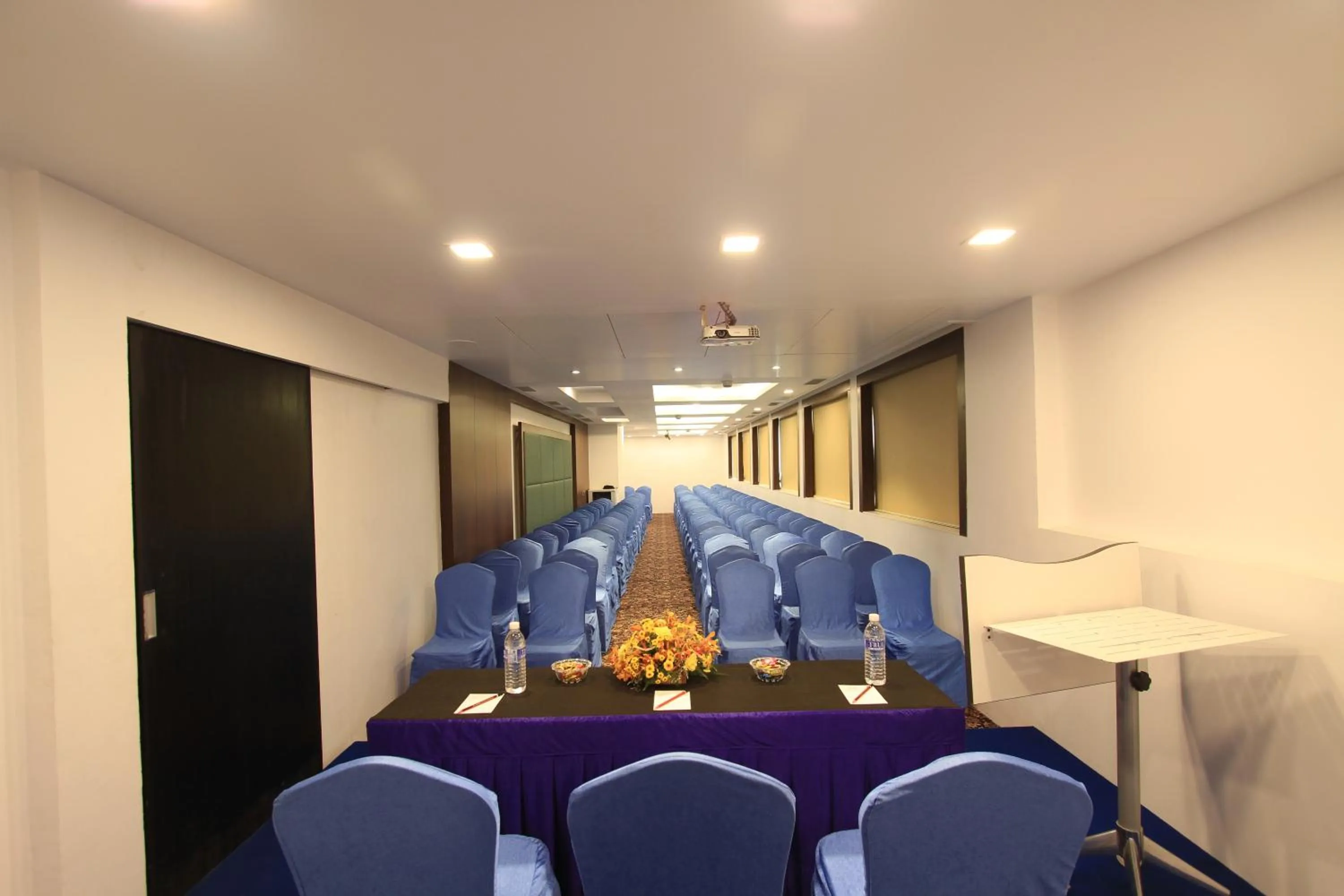 Banquet/Function facilities in La Woods Hotel