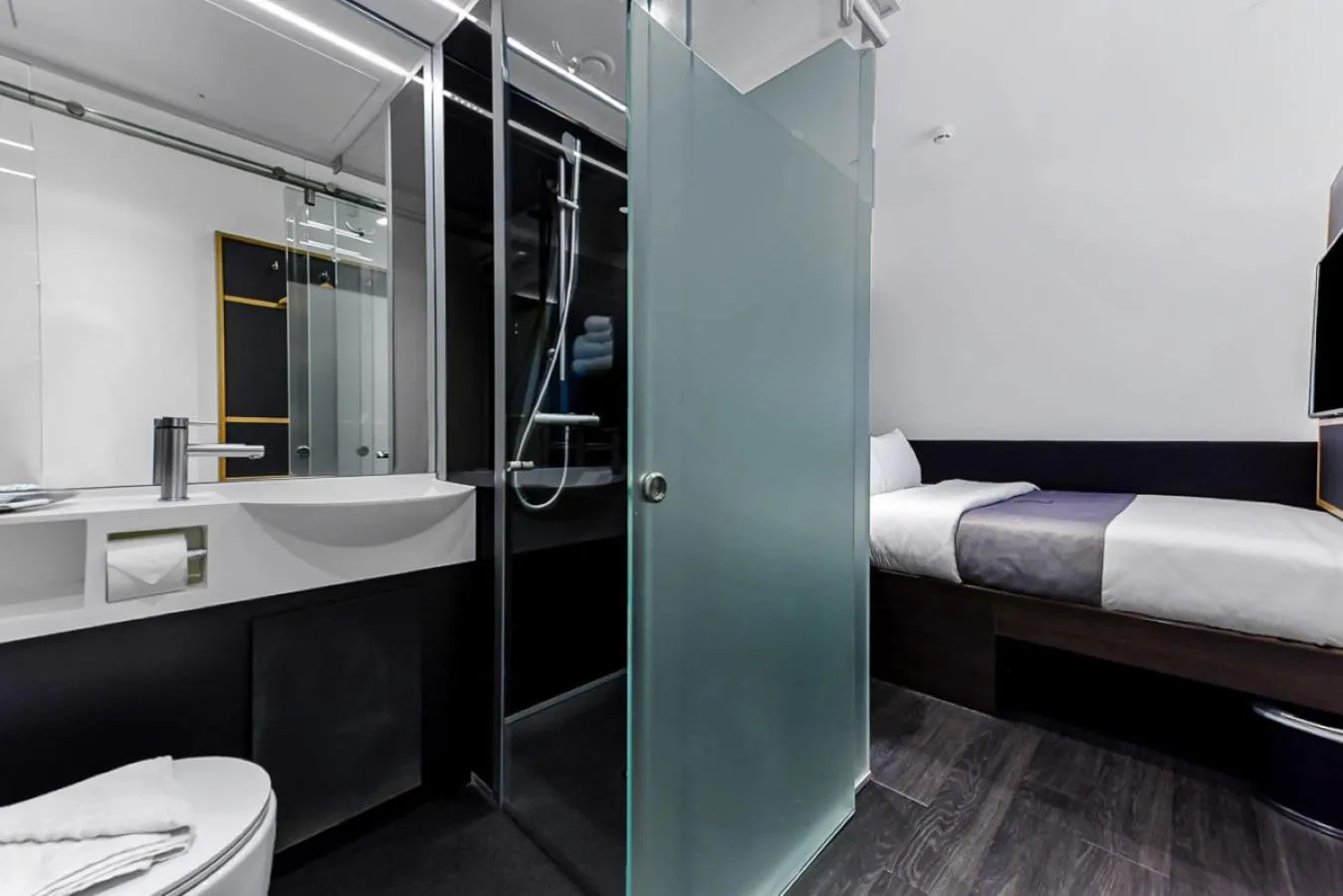 Shower, Bed in The Z Hotel Holborn