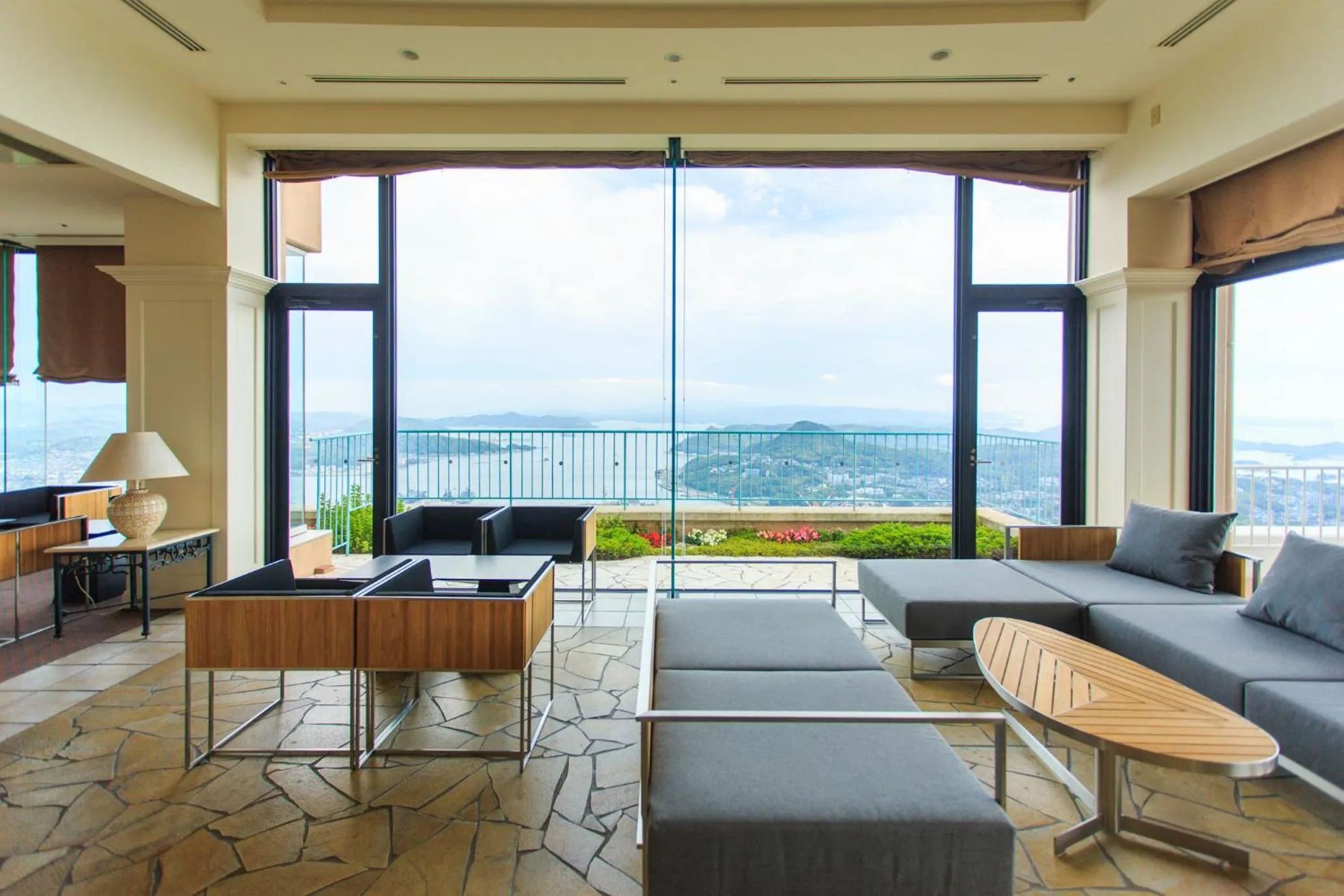 Communal lounge/ TV room in Yumihari-no-Oka Hotel