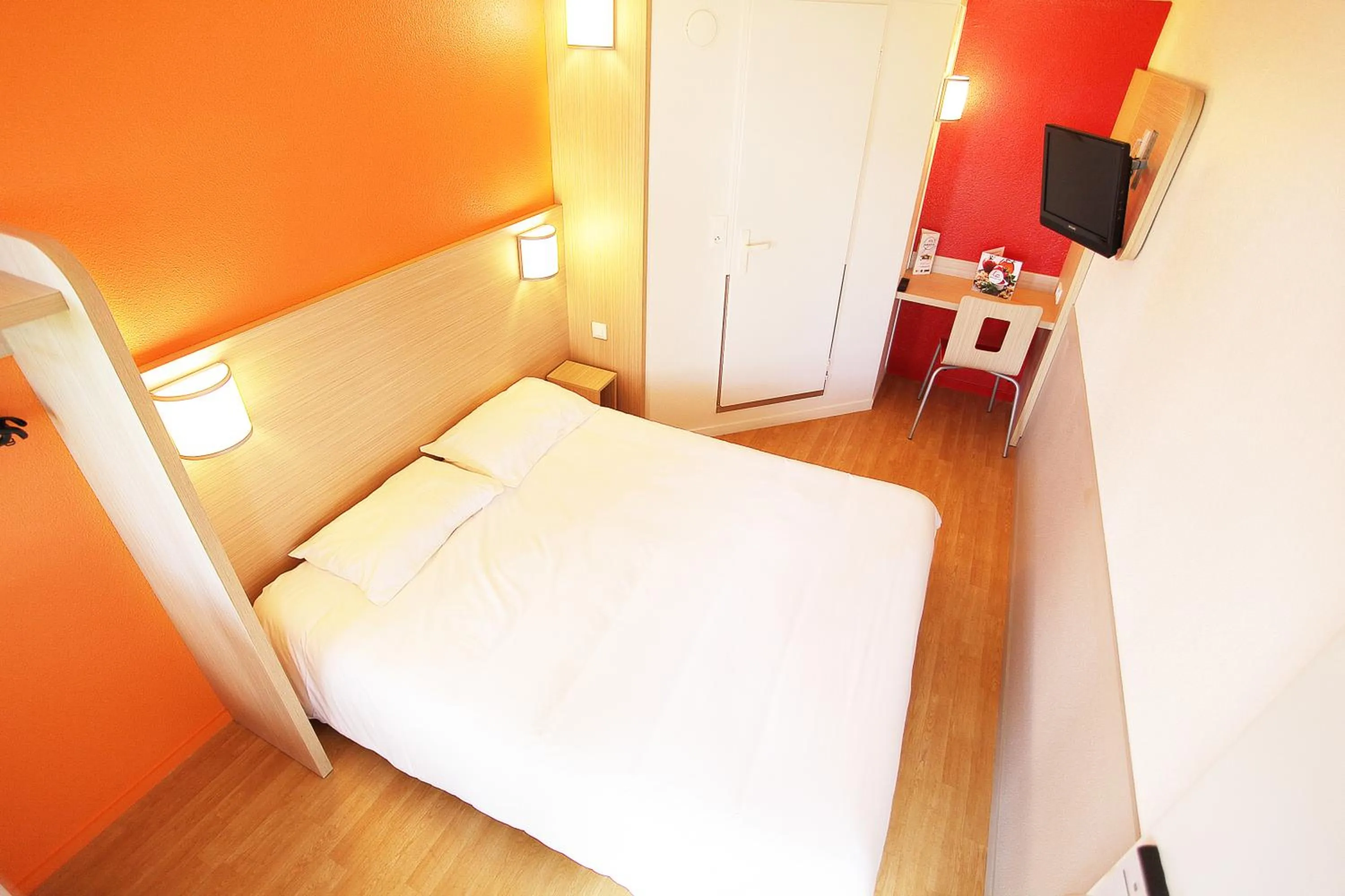 Photo of the whole room, Bed in Premiere Classe St Brieuc Tregueux