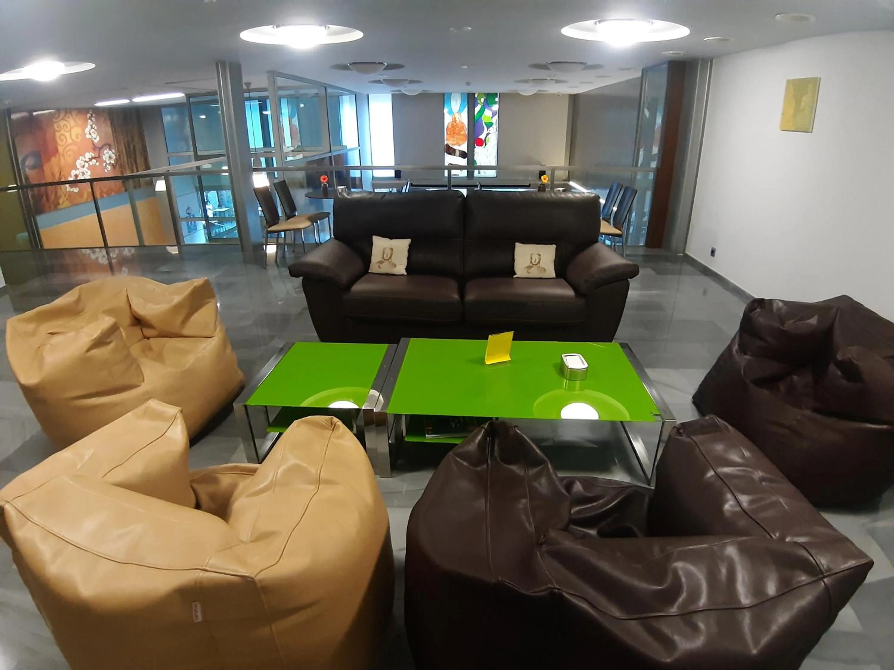 Communal lounge/ TV room in Hostal Nirvana