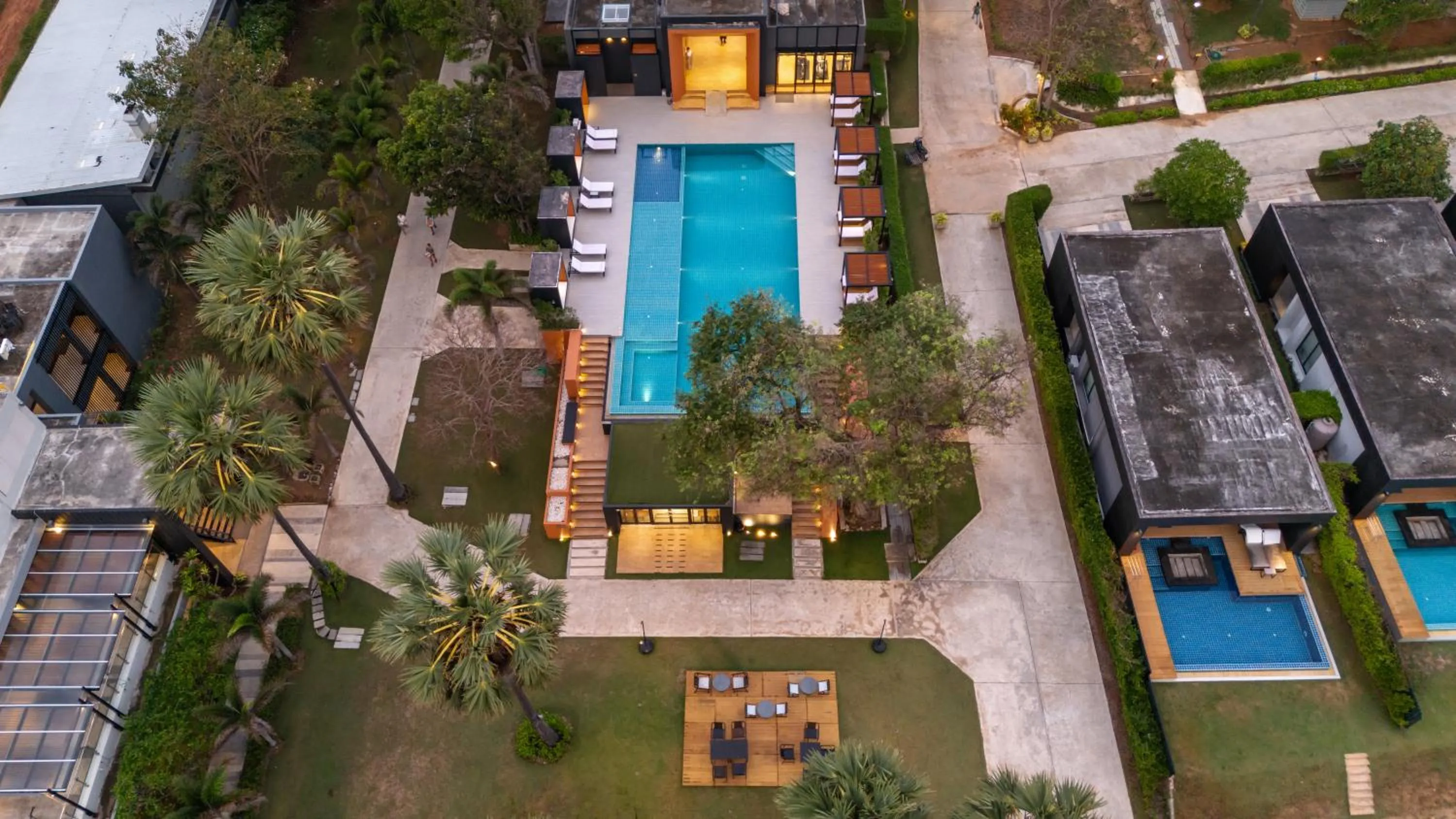 Swimming pool in Sunshine Paradise Resort