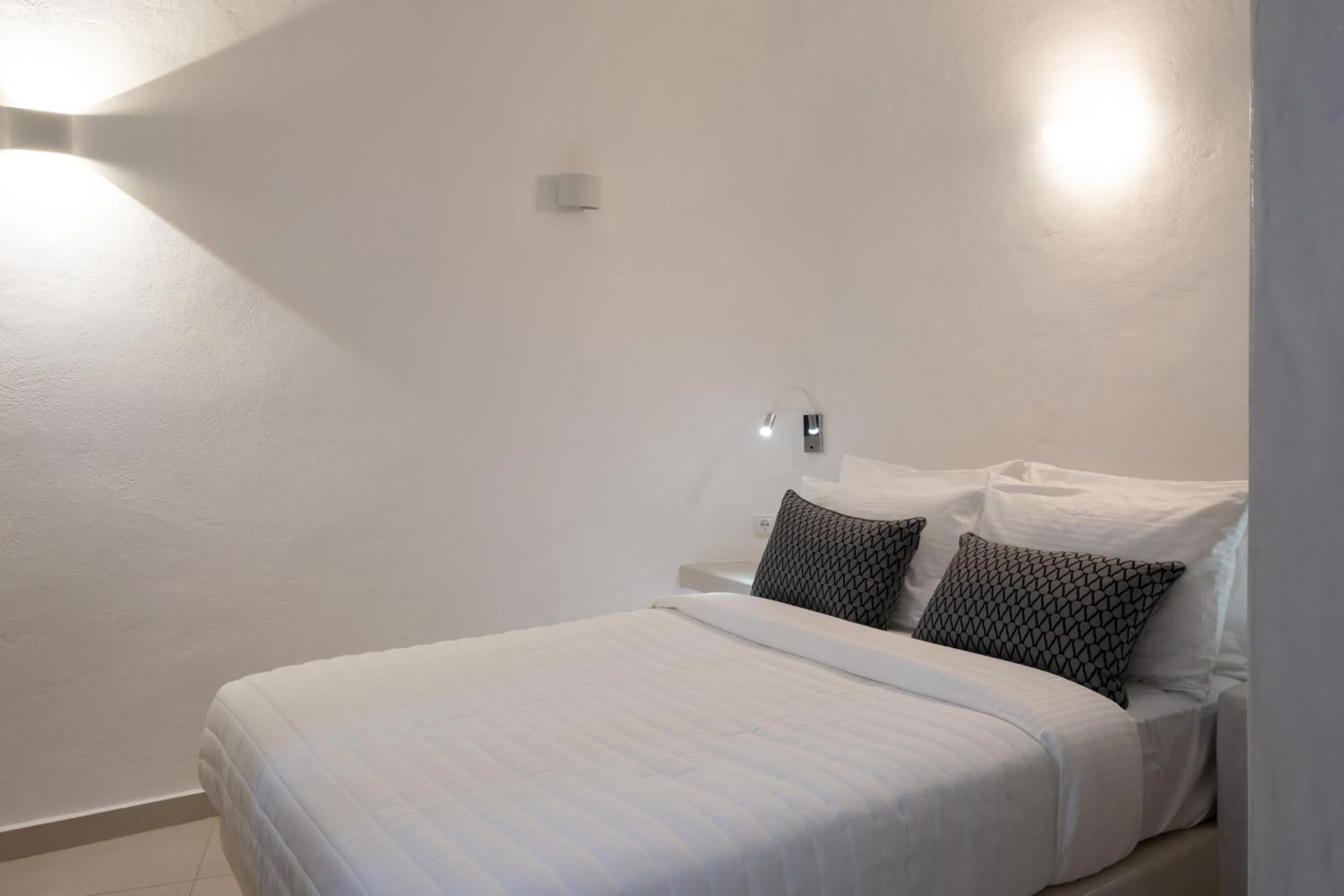 Bed in Santoterra Antigua Suites