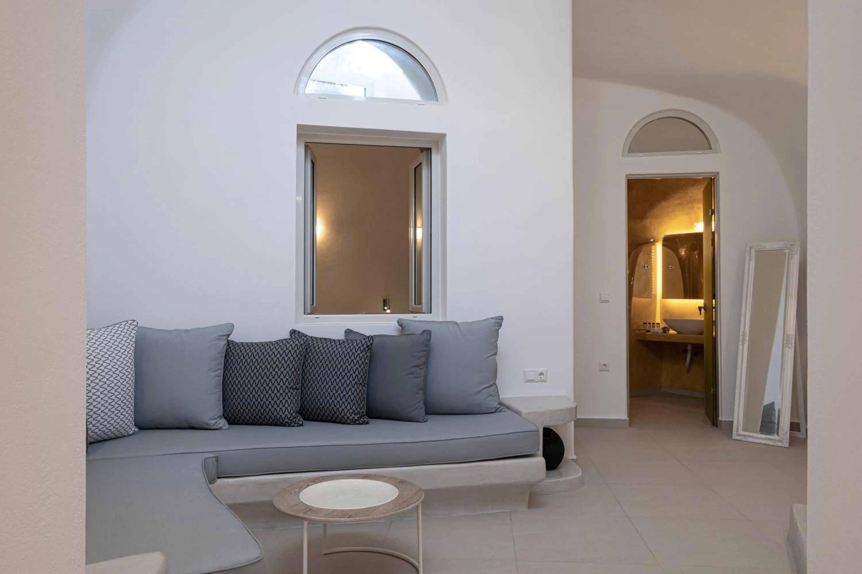 Bed in Santoterra Antigua Suites