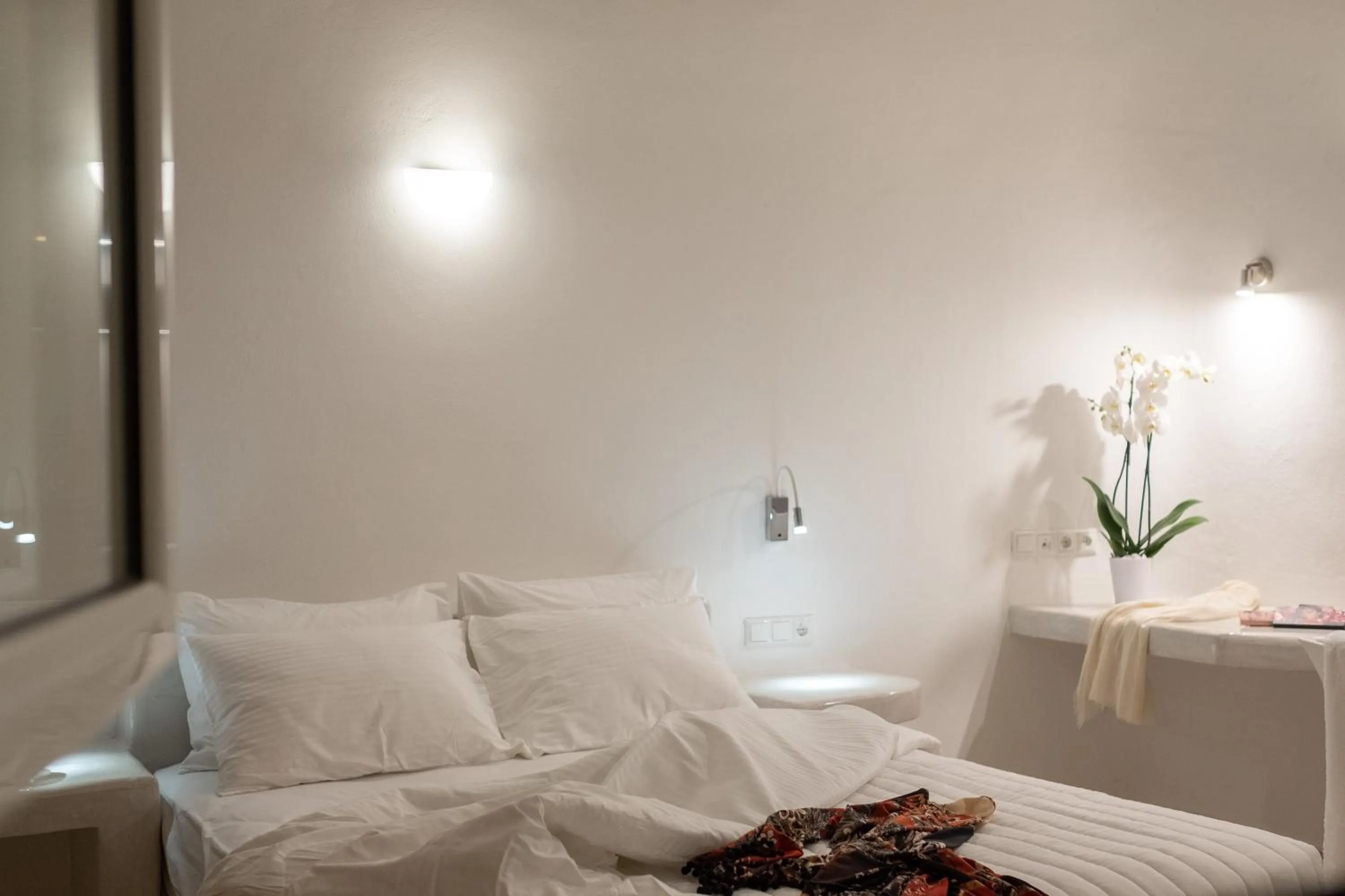 Bed in Santoterra Antigua Suites