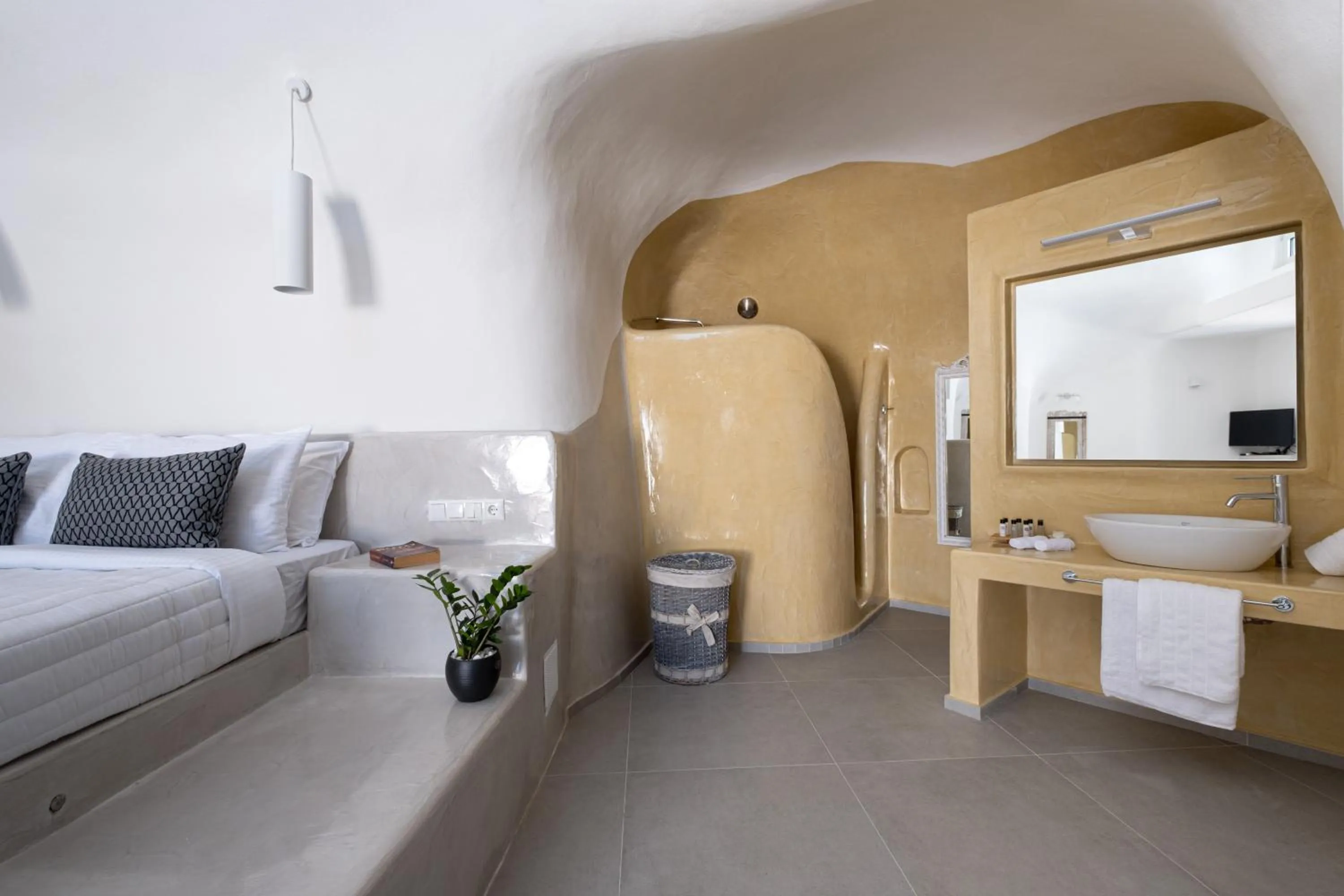 Bathroom, Bed in Santoterra Antigua Suites