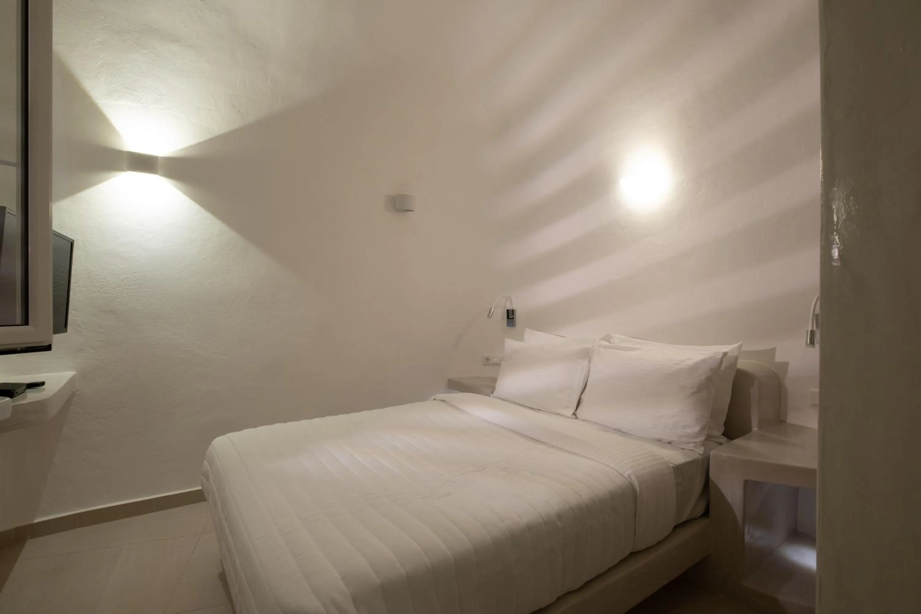 Bed in Santoterra Antigua Suites