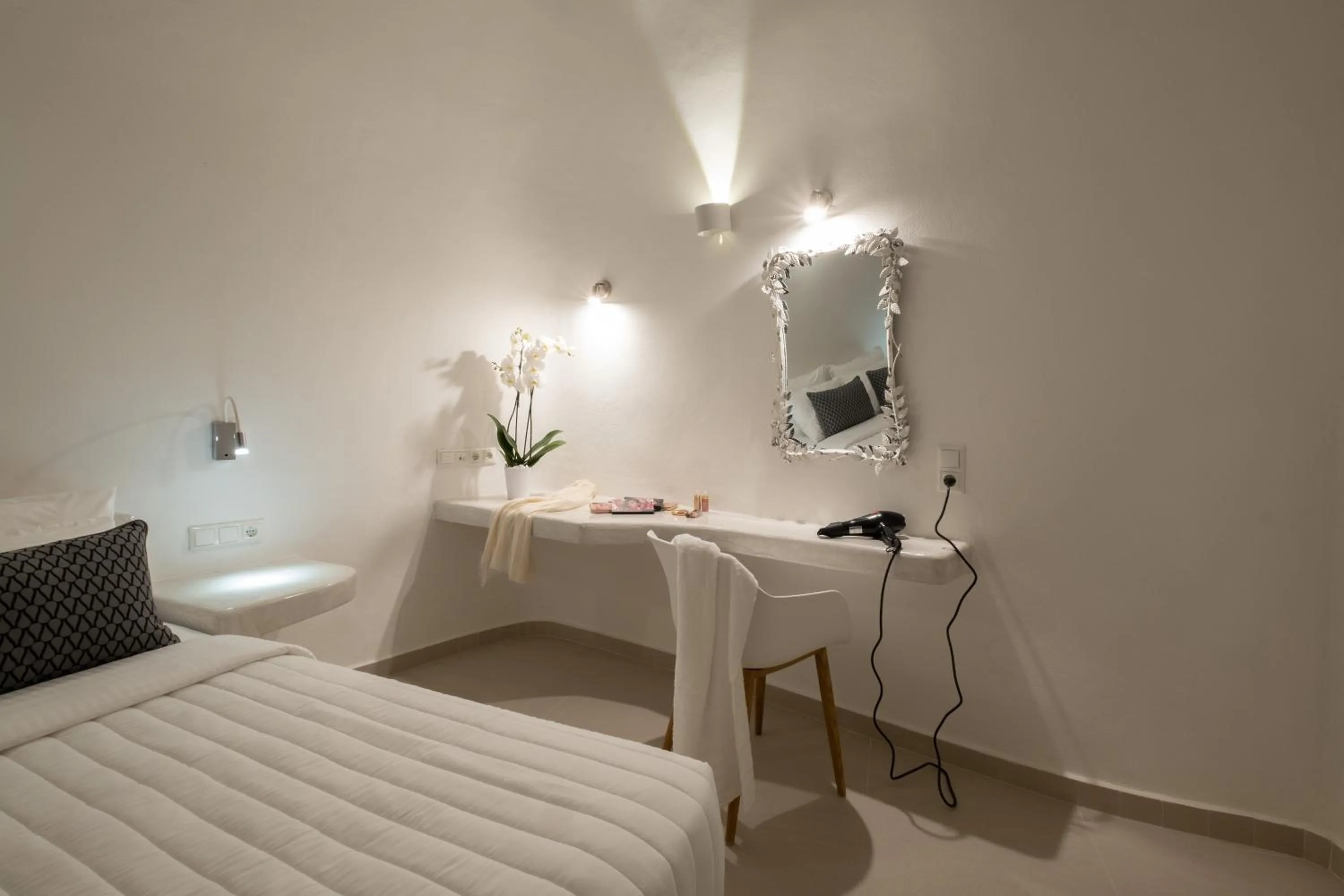 Bed in Santoterra Antigua Suites