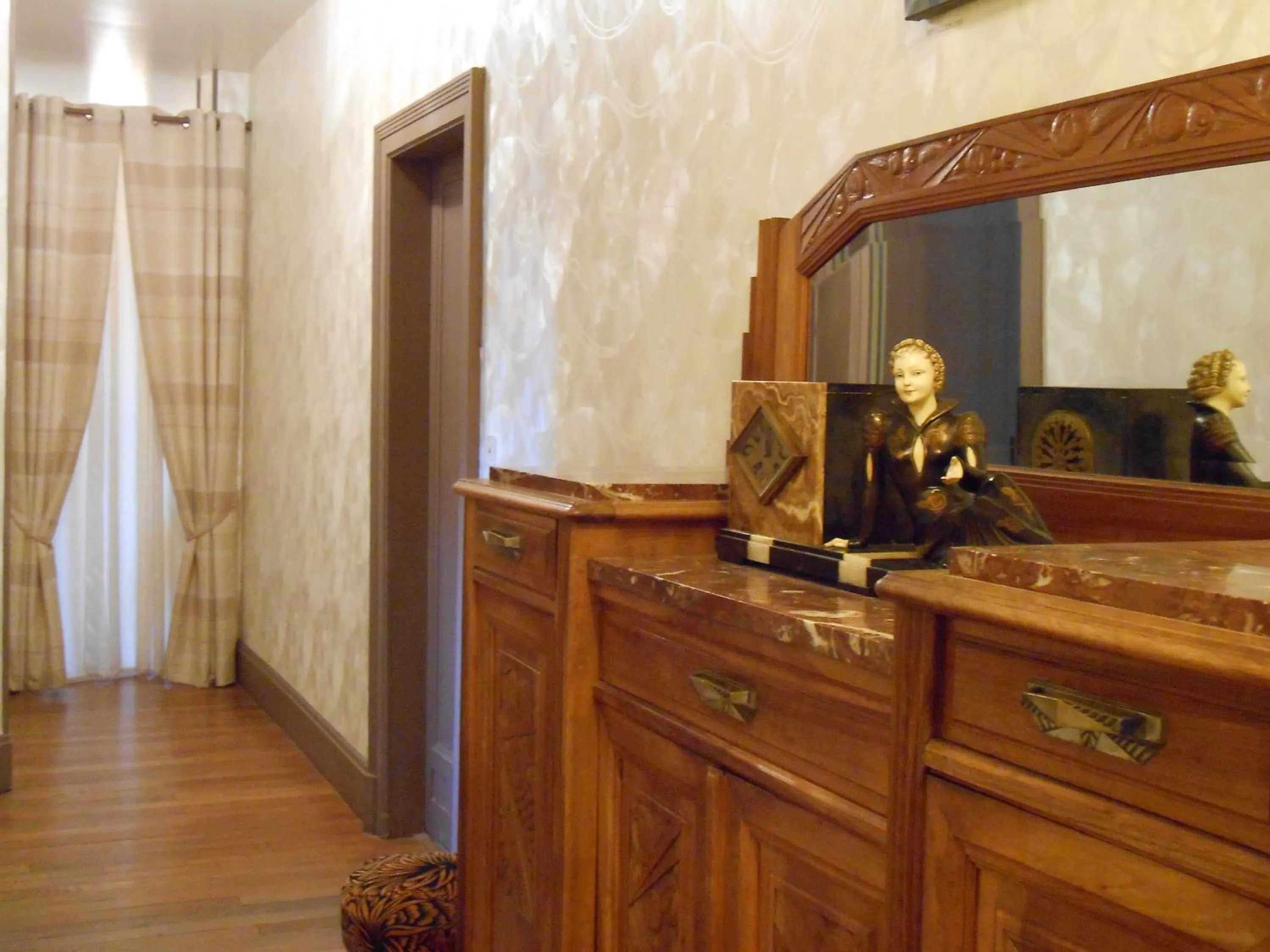 Decorative detail in La Passagere