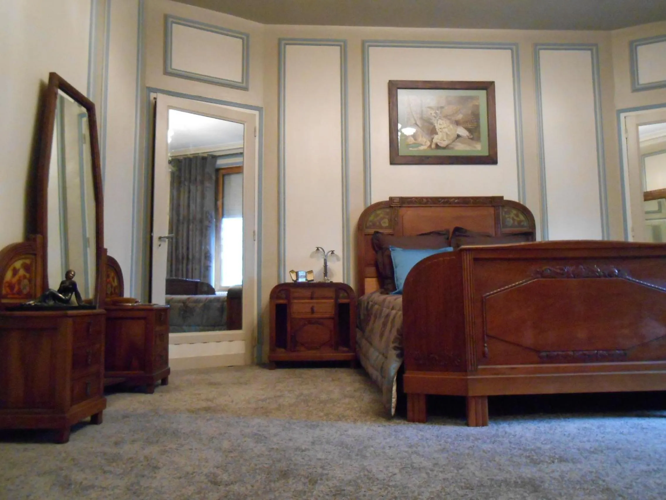 Photo of the whole room in La Passagere