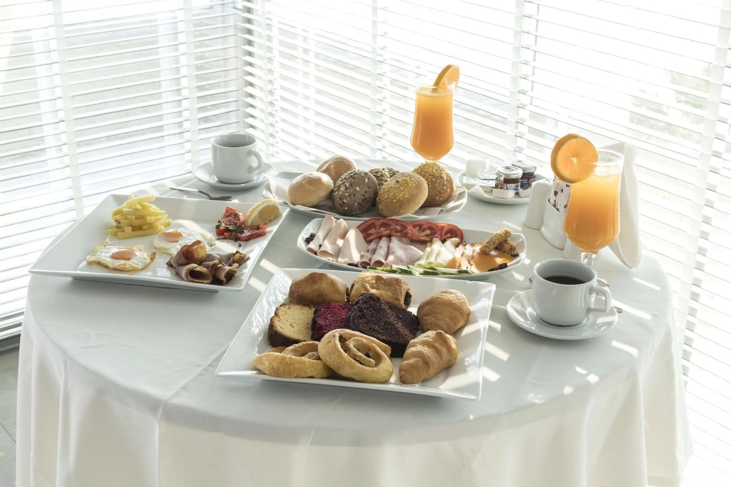 Restaurant/places to eat in Glaros Royal Beach Hotel