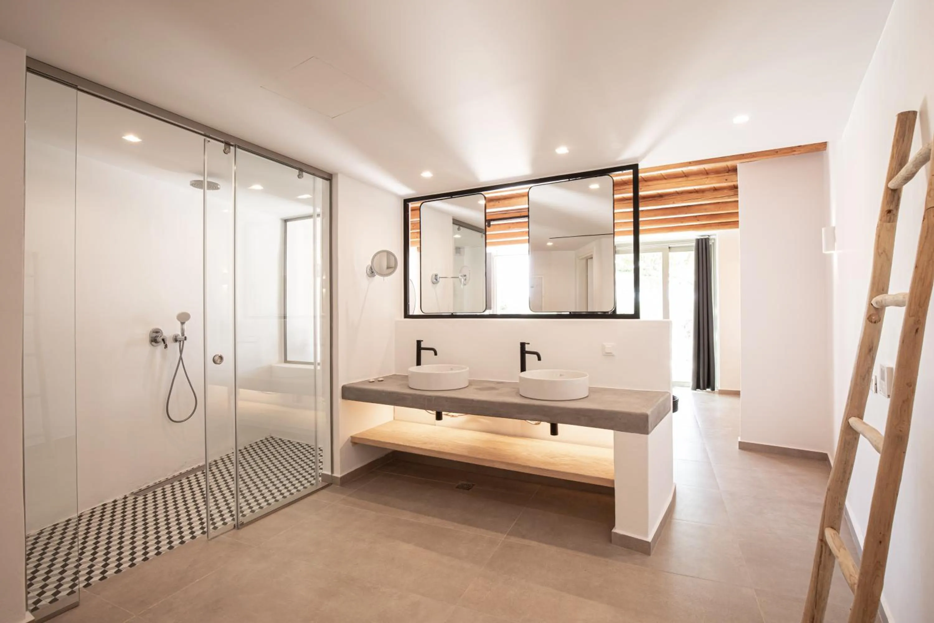 Shower in Ikies of Mykonos