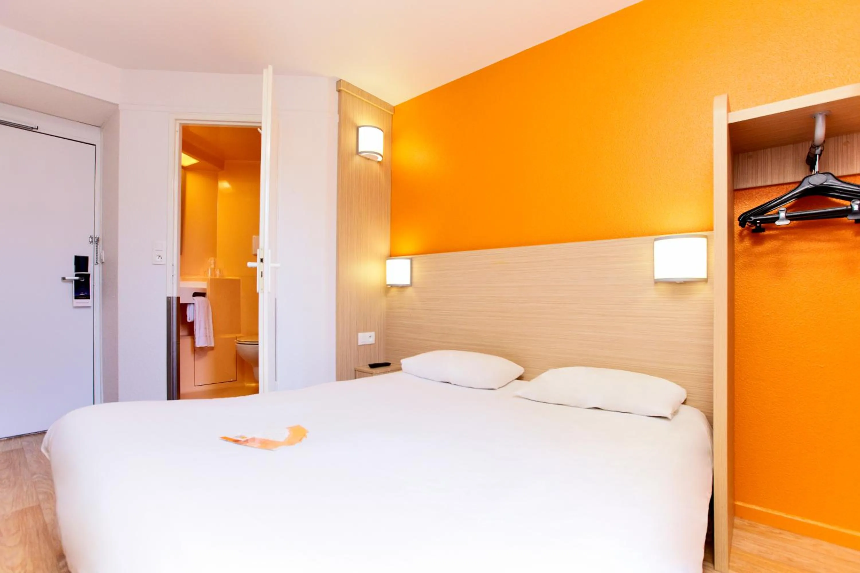 Photo of the whole room, Bed in Premiere Classe Reims Sud - Bezannes