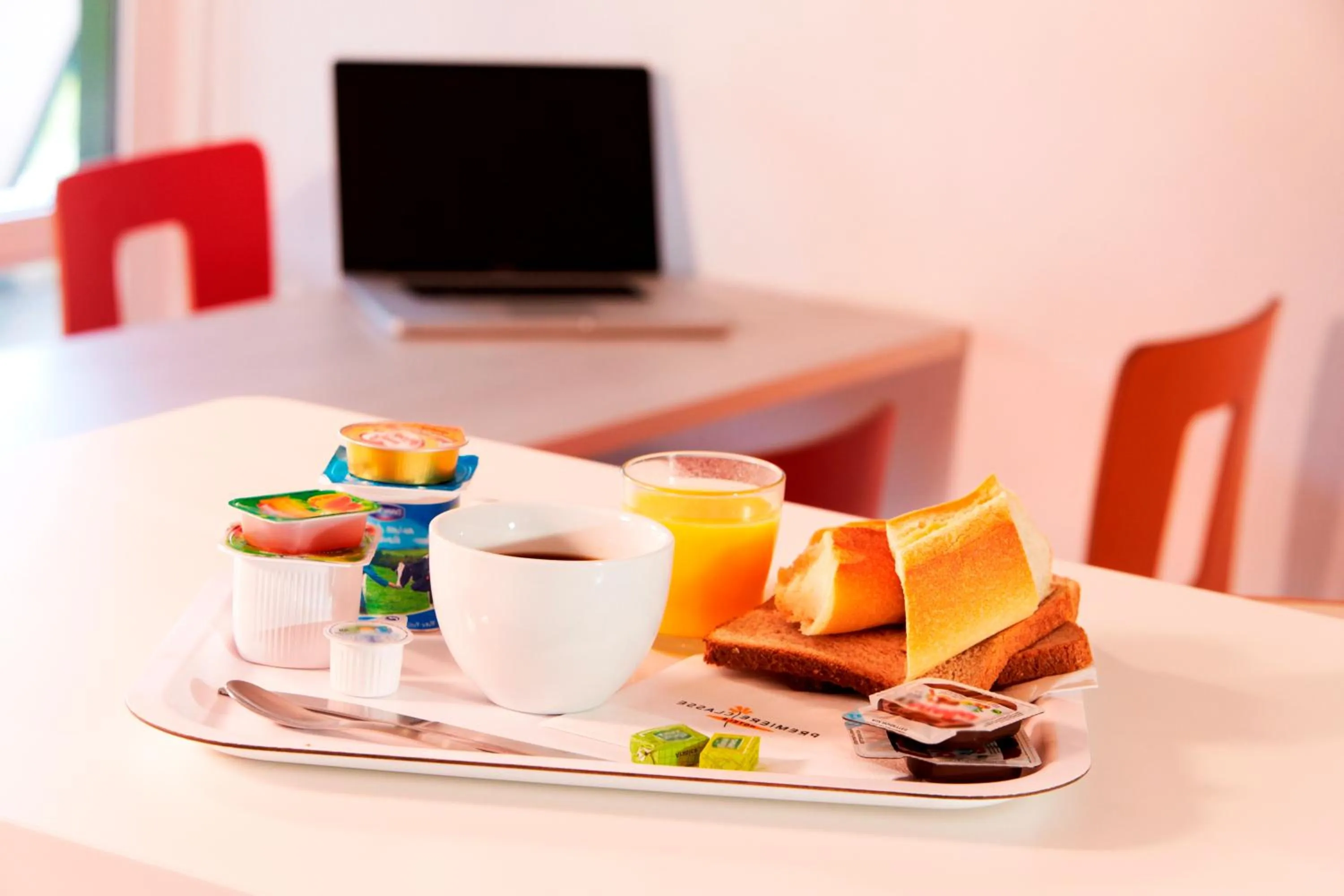 Seating area in Premiere Classe Reims Sud - Bezannes
