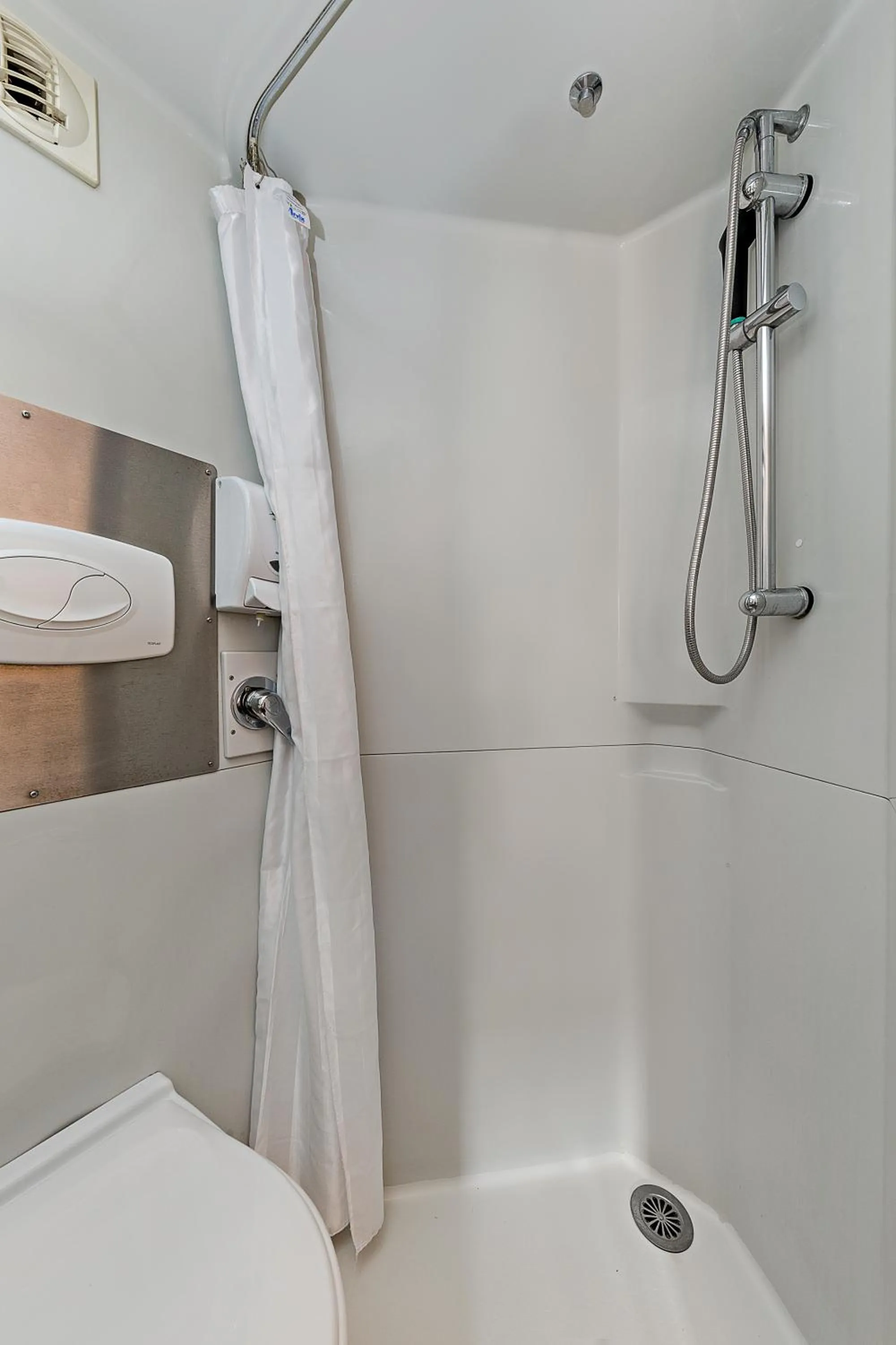 Shower in Premiere Classe Rouen Sud - Parc Des Expositions