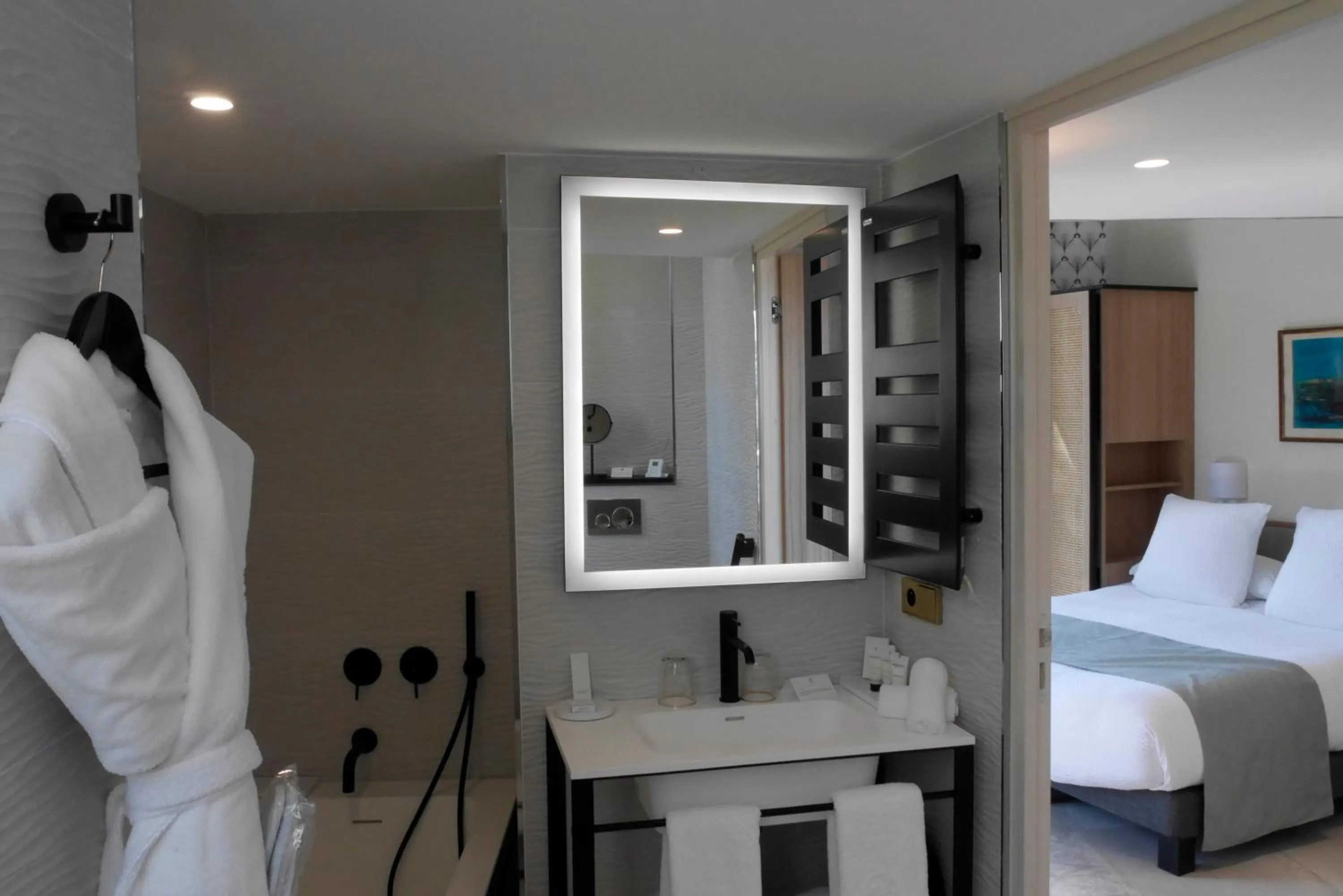 Bathroom, Bed in Splendid Hôtel & Spa