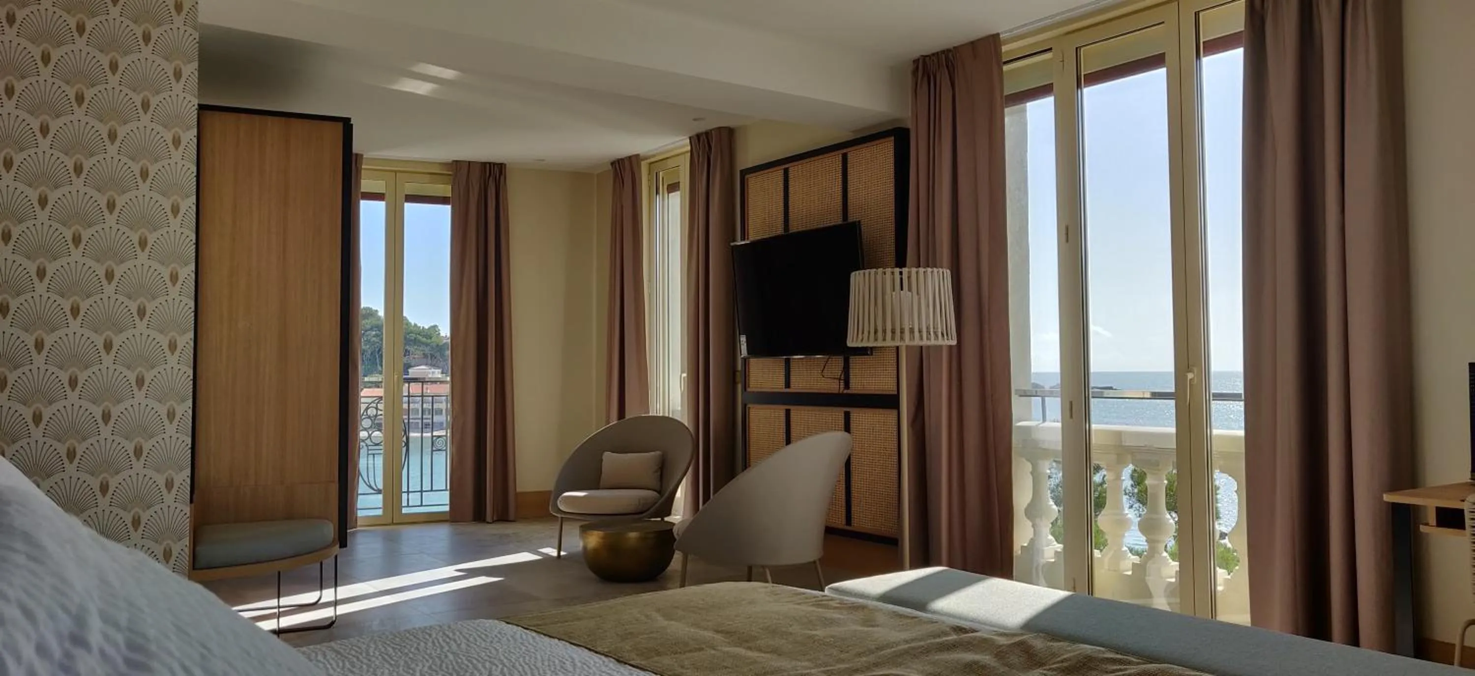 Communal lounge/ TV room, Bed in Splendid Hôtel & Spa