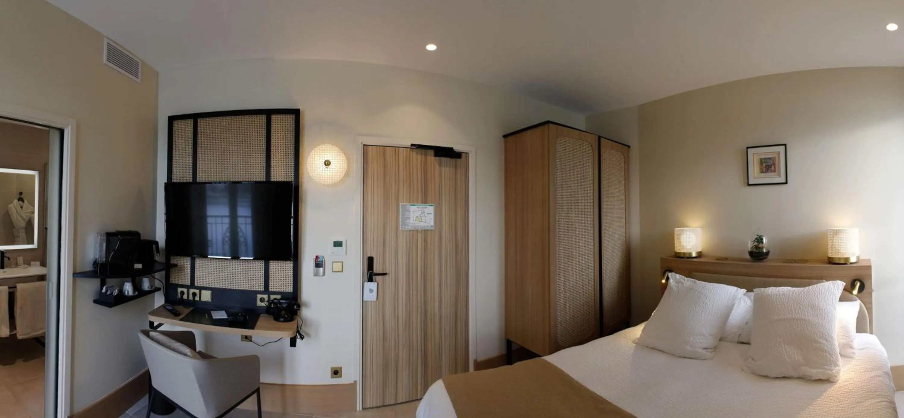 Photo of the whole room, Bed in Splendid Hôtel & Spa