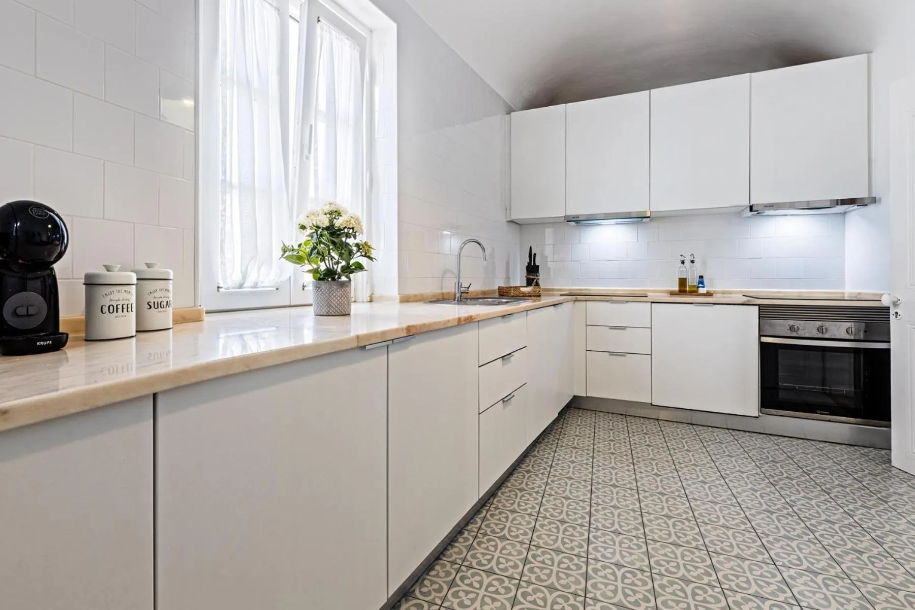 Communal kitchen in Lavradores Boutique Guesthouse