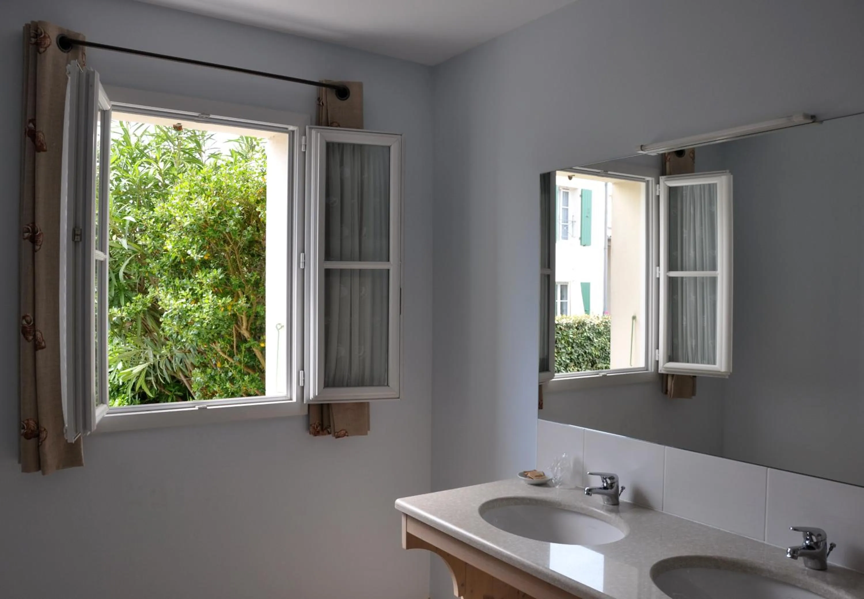 Bathroom in Hôtel La Galiote en Ré