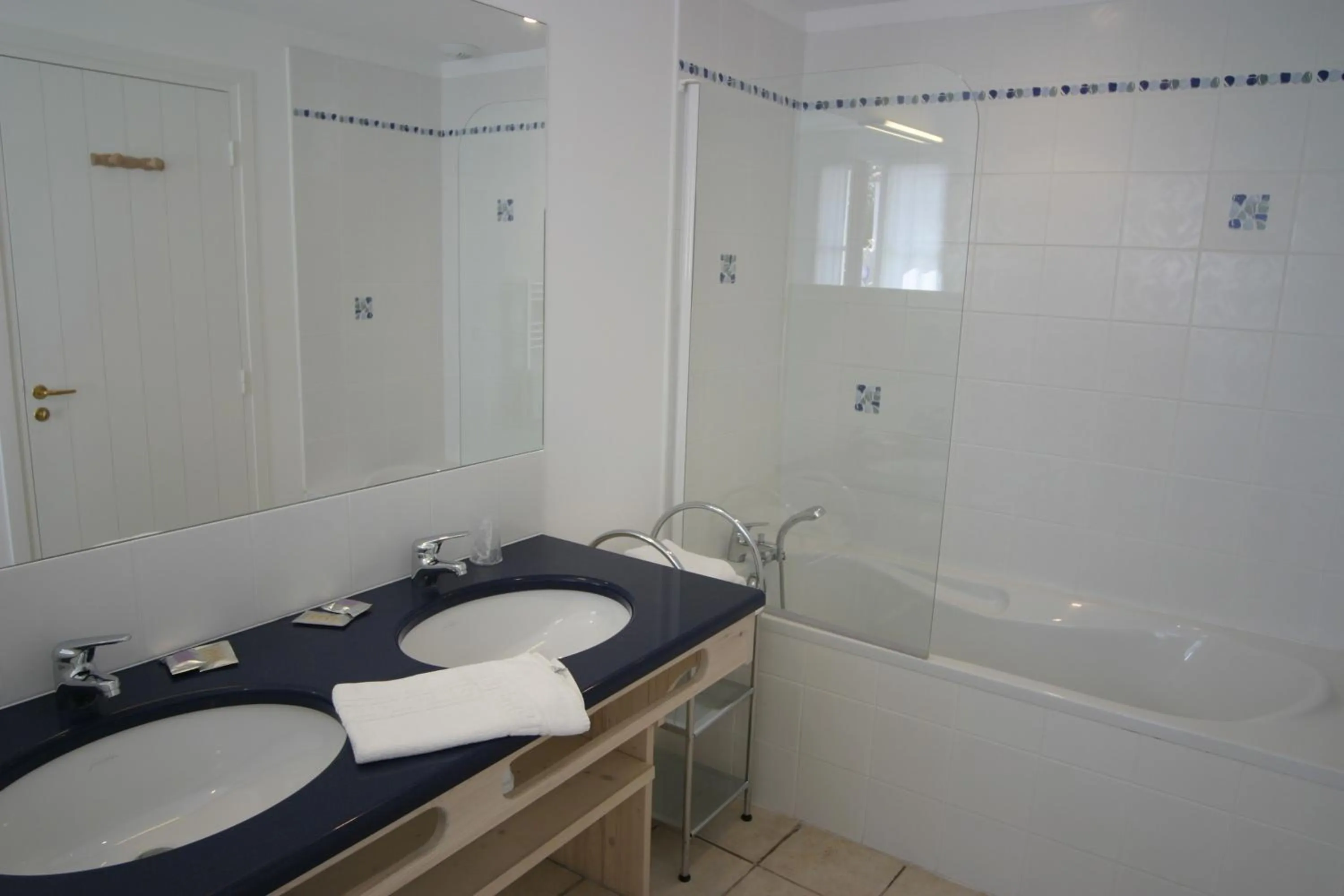 Bathroom in Hôtel La Galiote en Ré