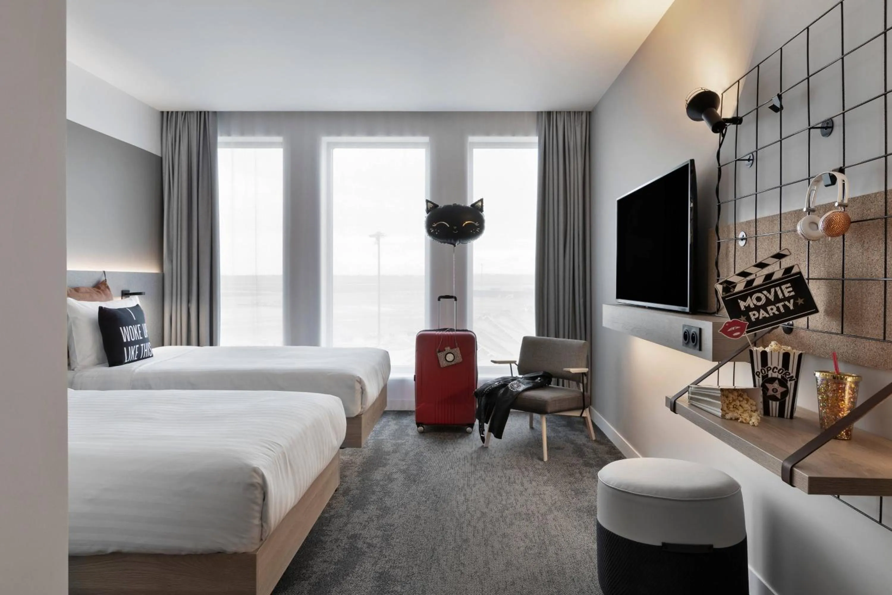 Photo of the whole room, Bed in Moxy Lyon Airport