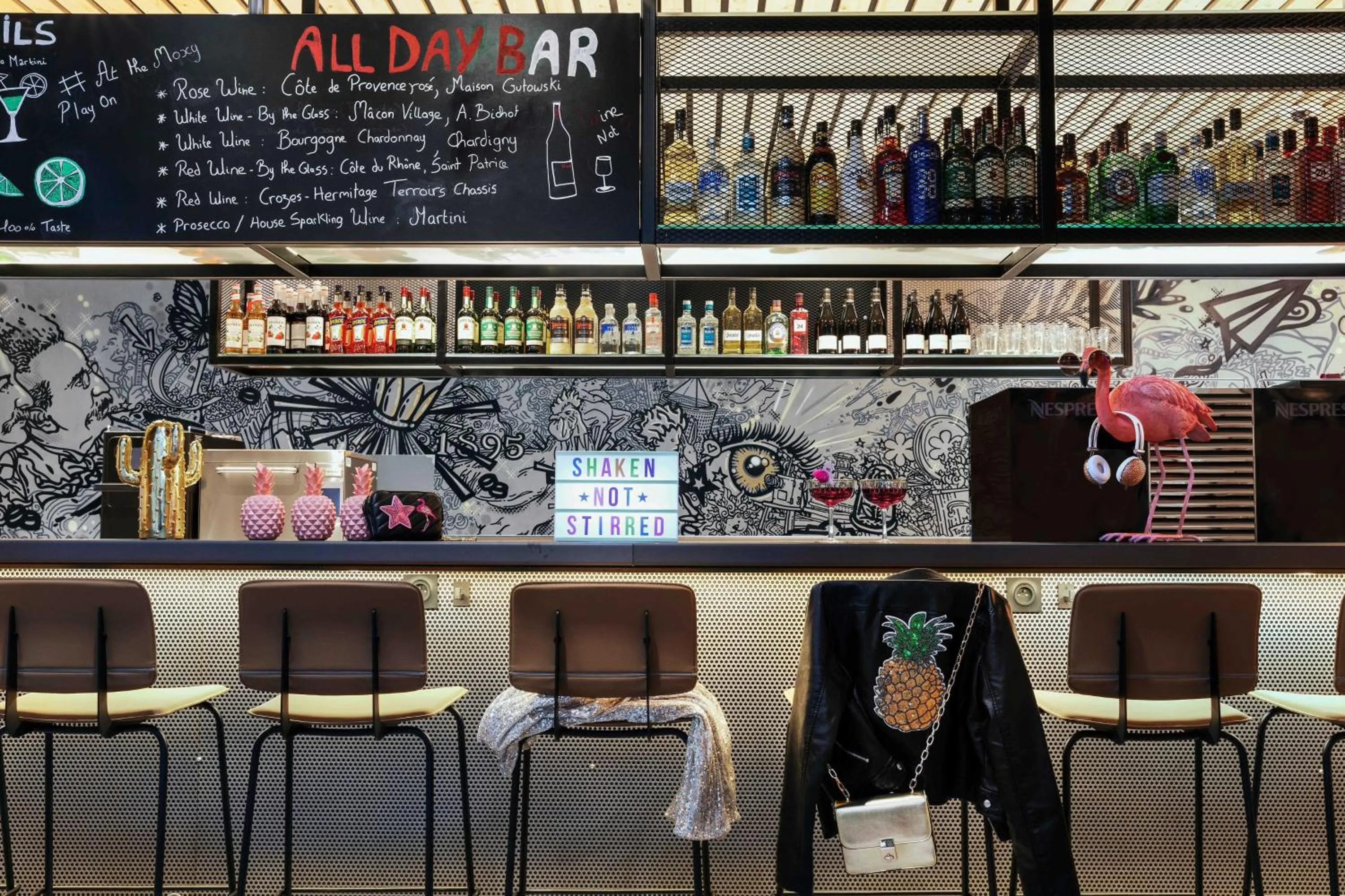 Lounge or bar in Moxy Lyon Airport