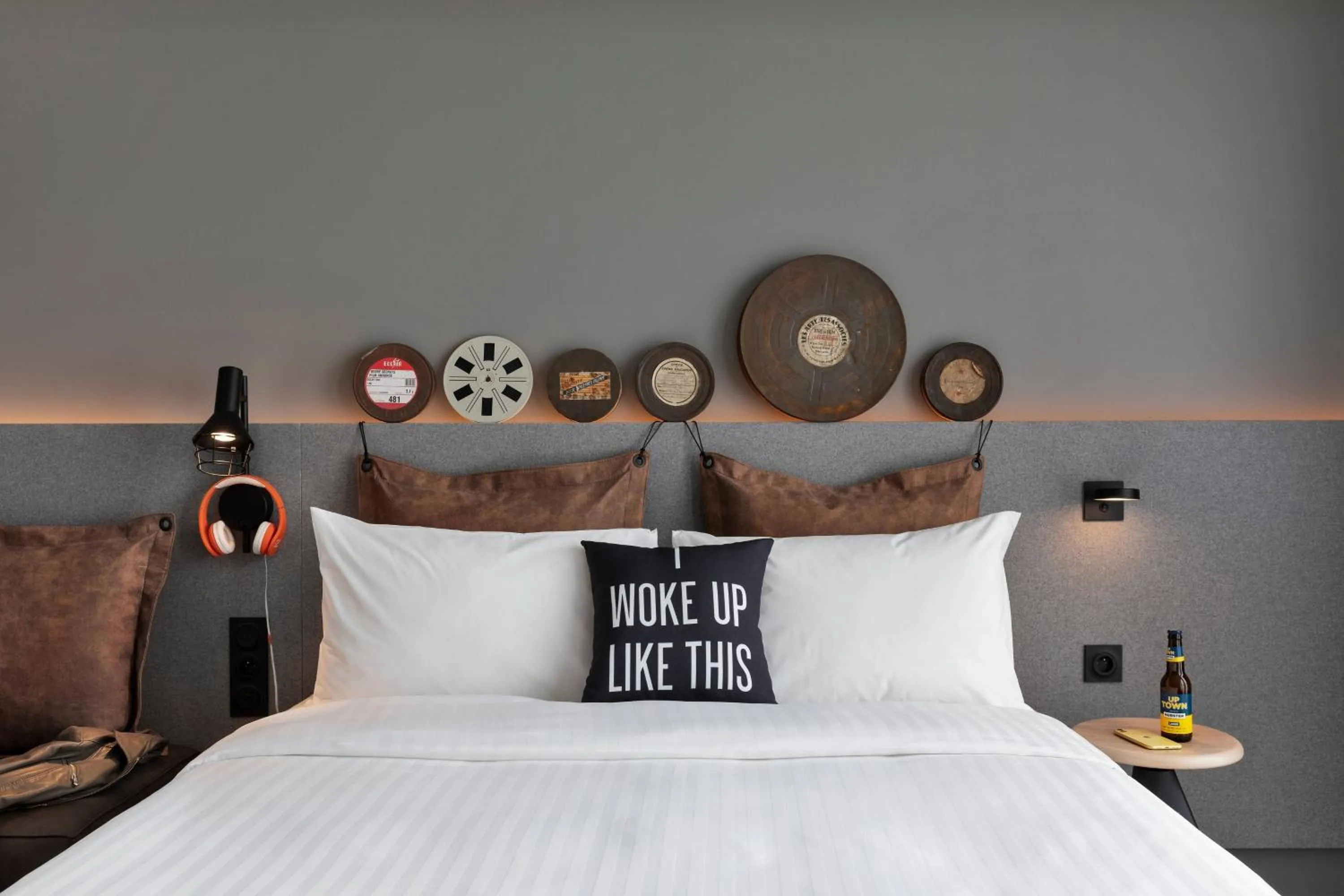 Photo of the whole room, Bed in Moxy Lyon Airport