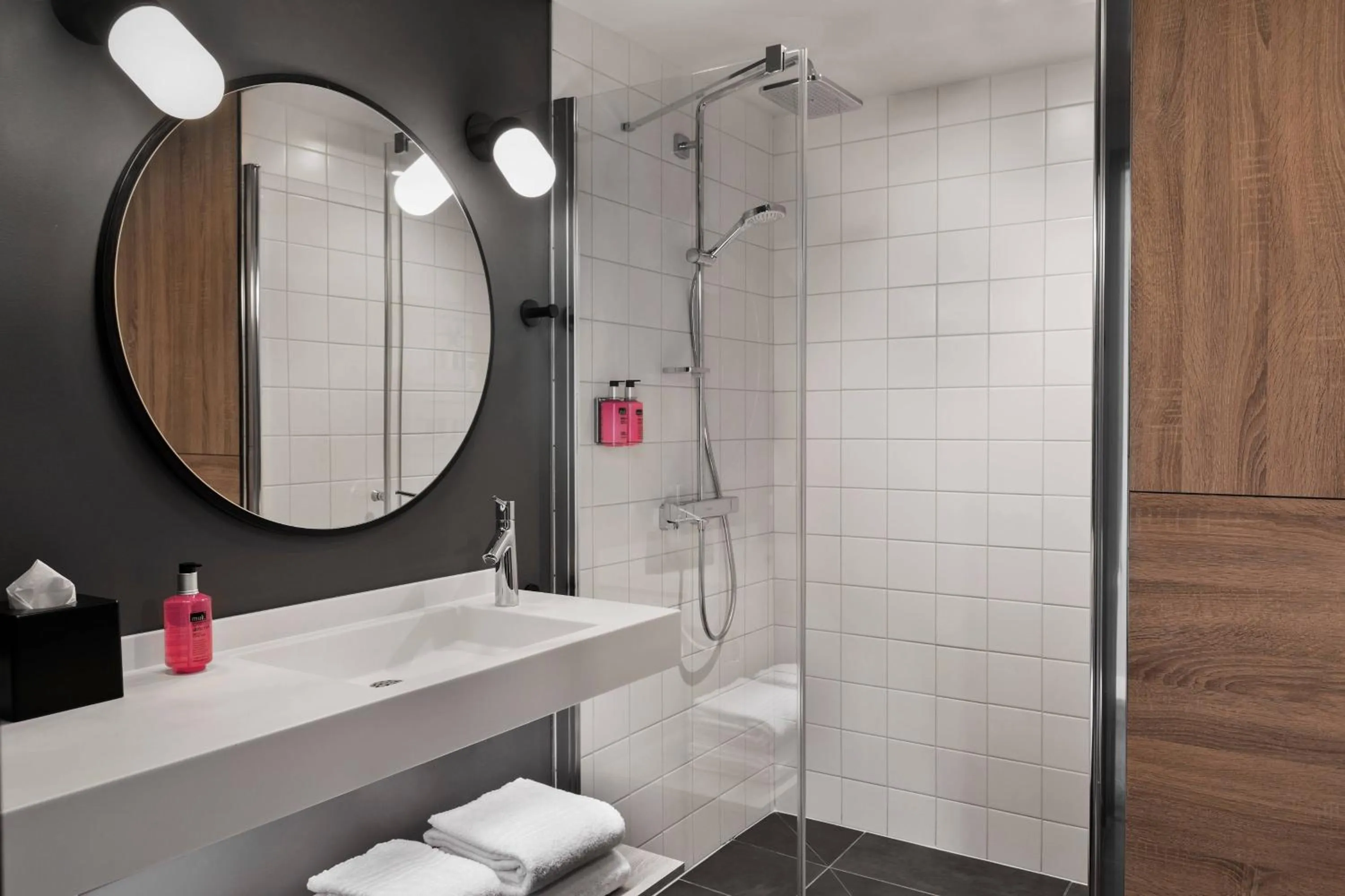 Bathroom in Moxy Lyon Airport