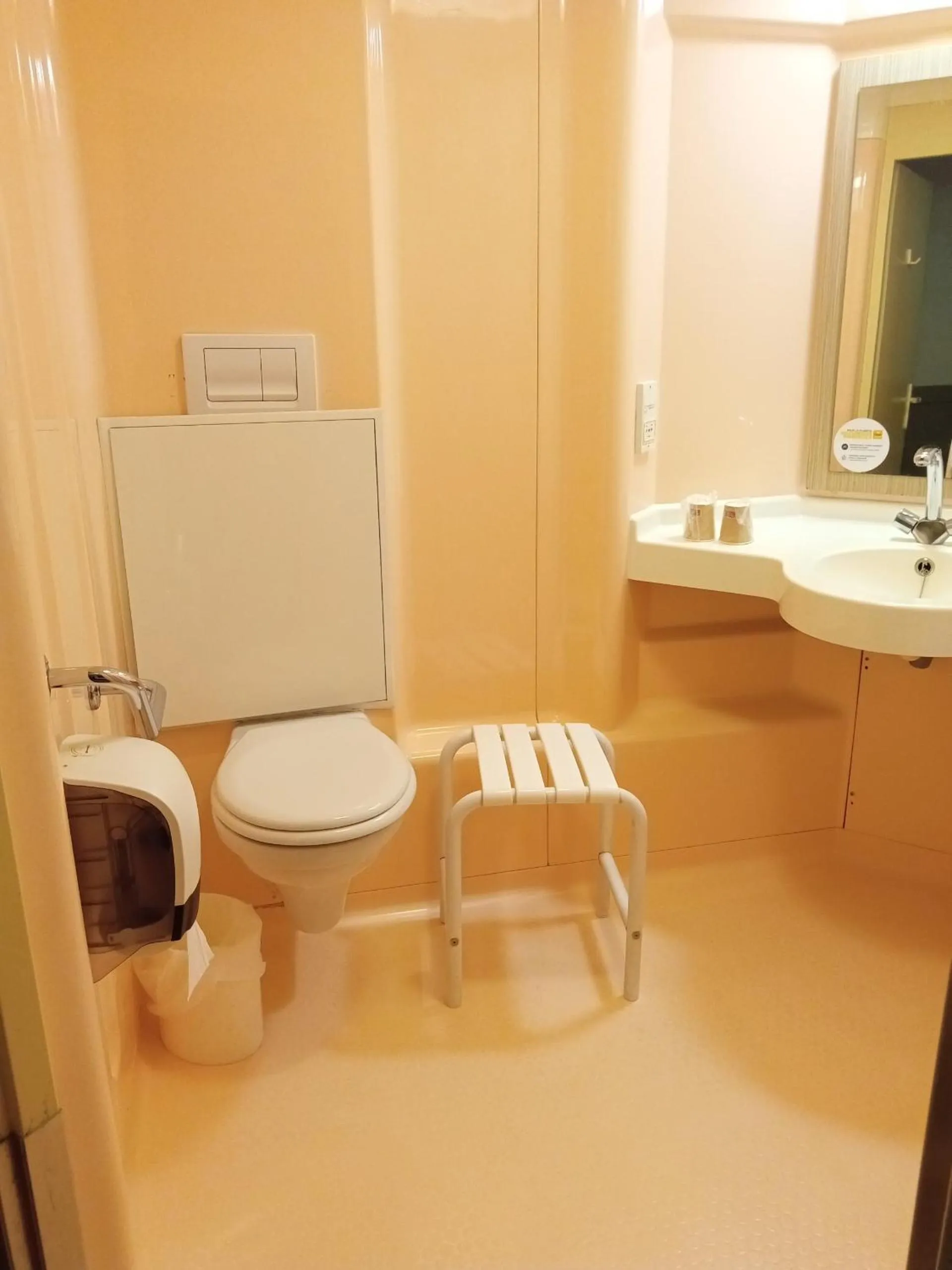 Toilet in Premiere Classe Saint Brice Sous Foret