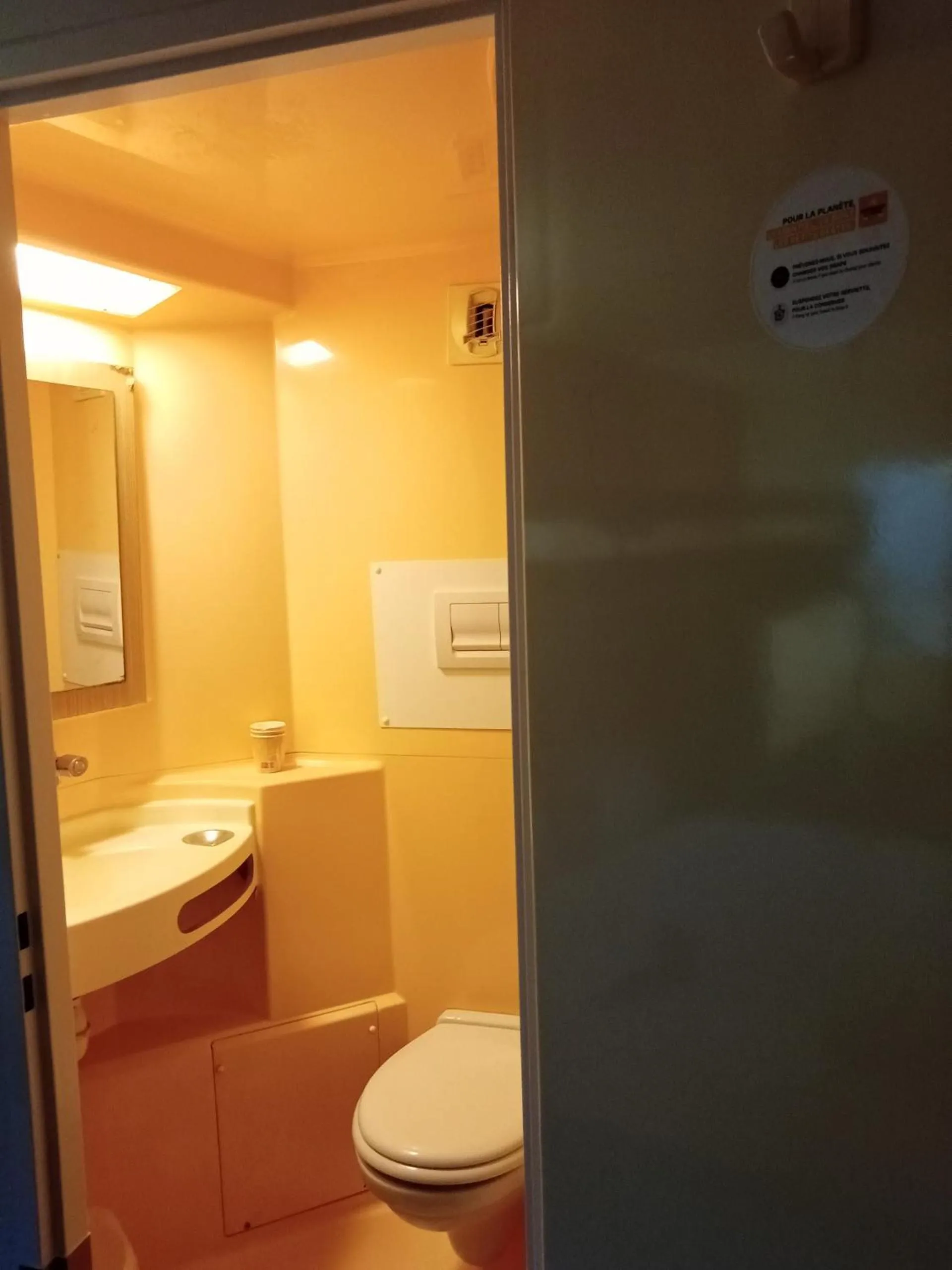 Toilet in Premiere Classe Saint Brice Sous Foret