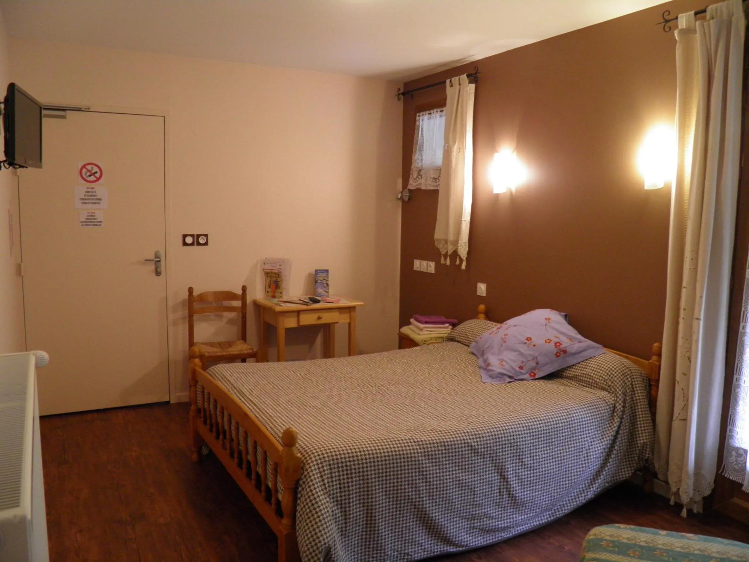 Bedroom, Bed in Auberge des Pyrénées