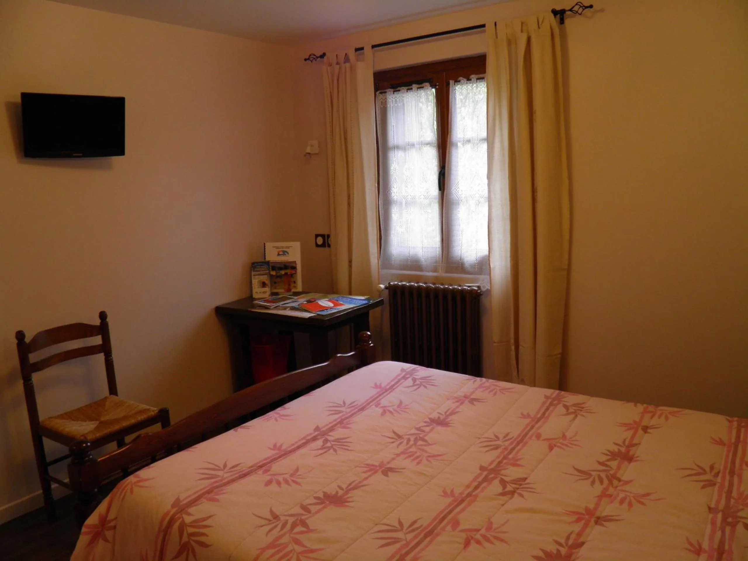 Bedroom, Bed in Auberge des Pyrénées