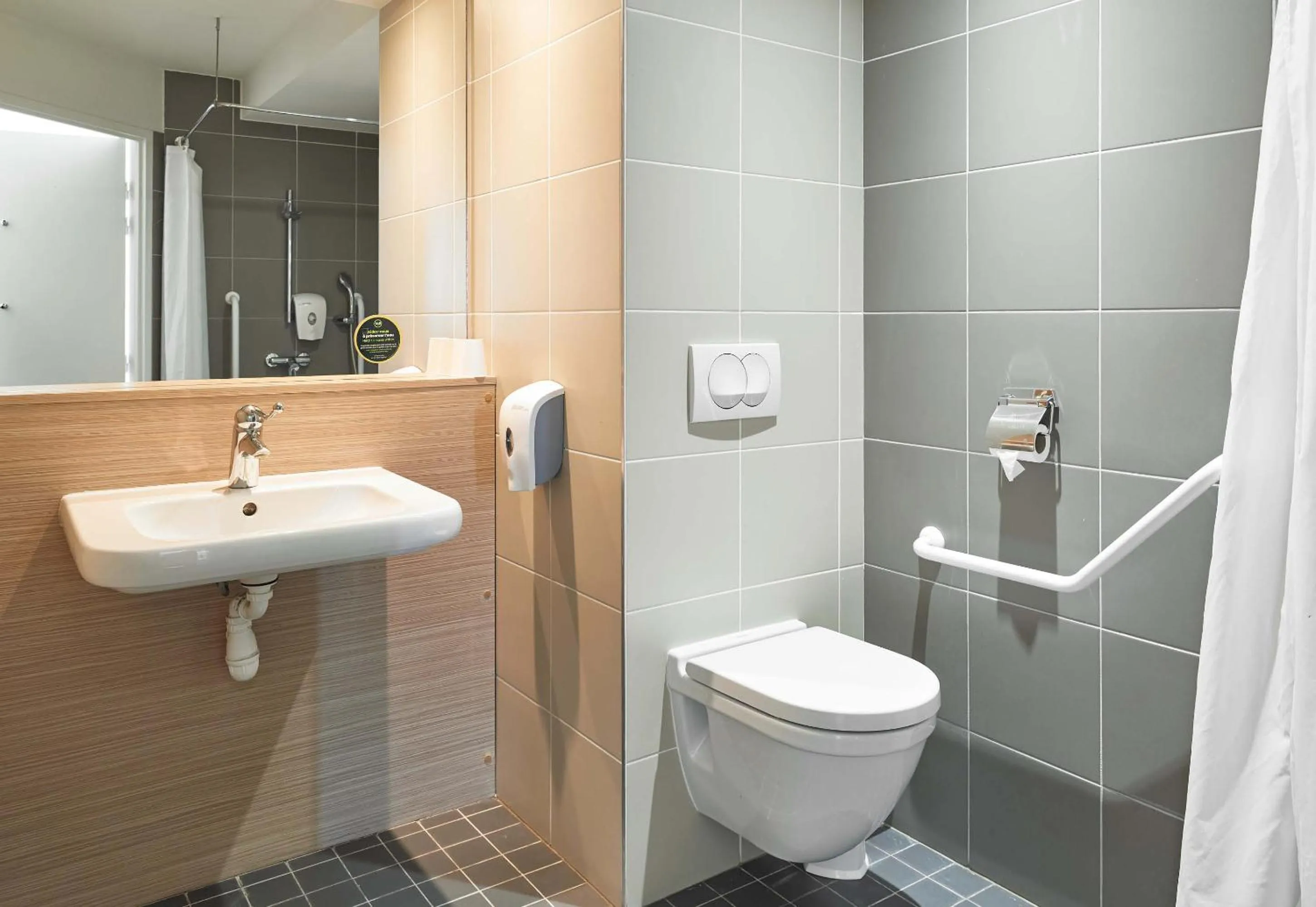 Bathroom in B&B HOTEL Saint-Witz Roissy