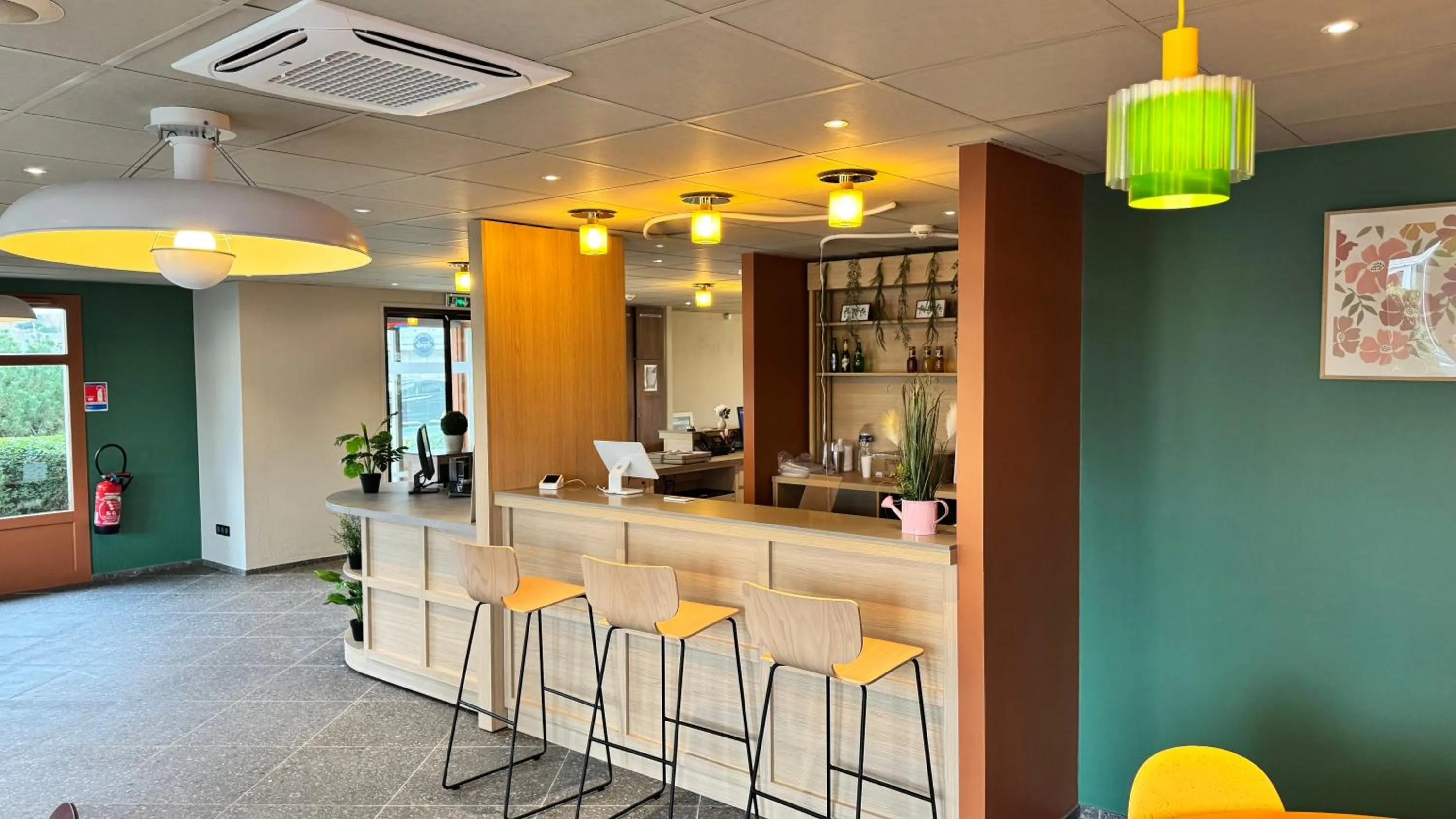 Lobby or reception in B&B HOTEL Saint-Witz Roissy