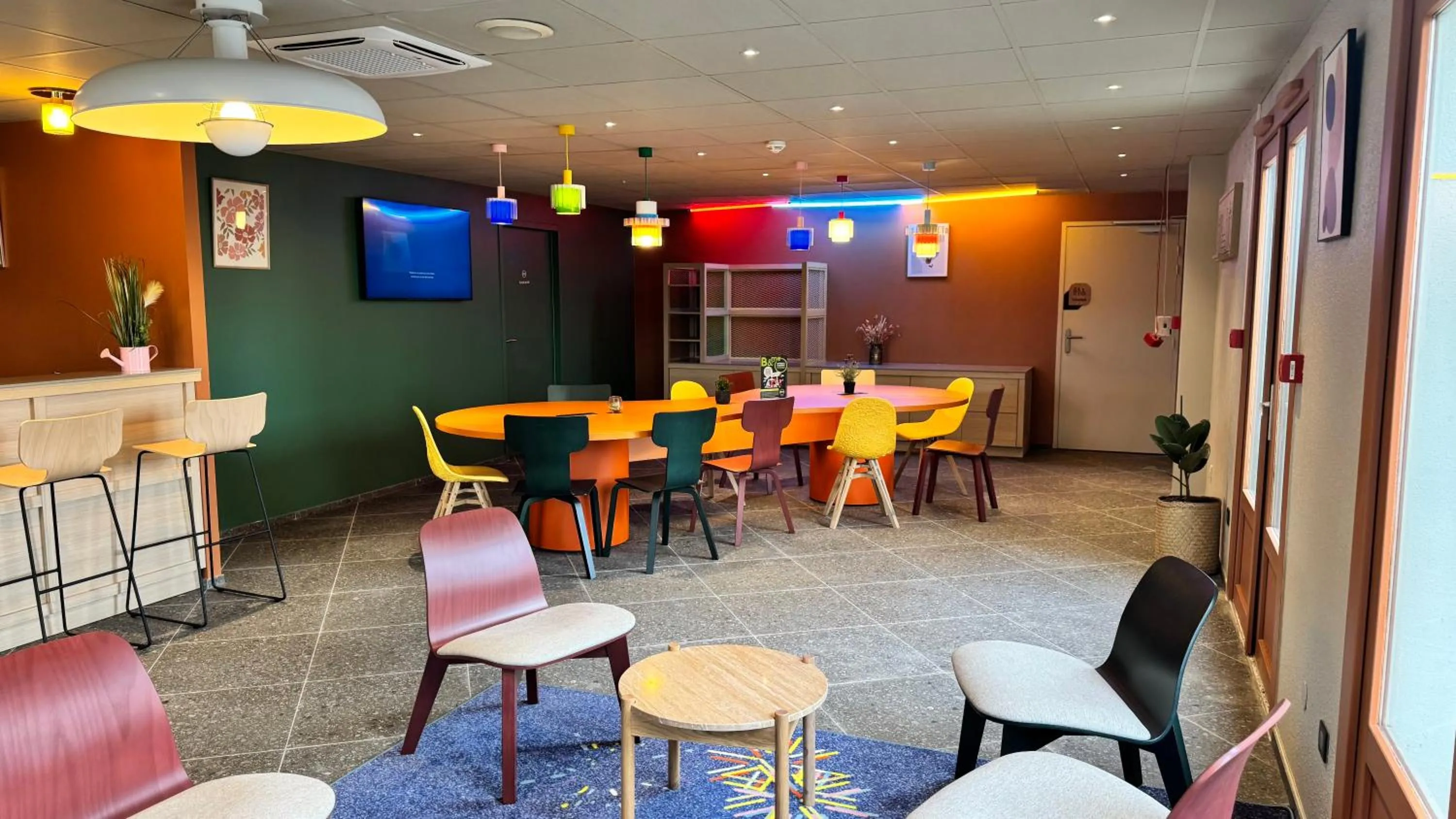 Seating area in B&B HOTEL Saint-Witz Roissy