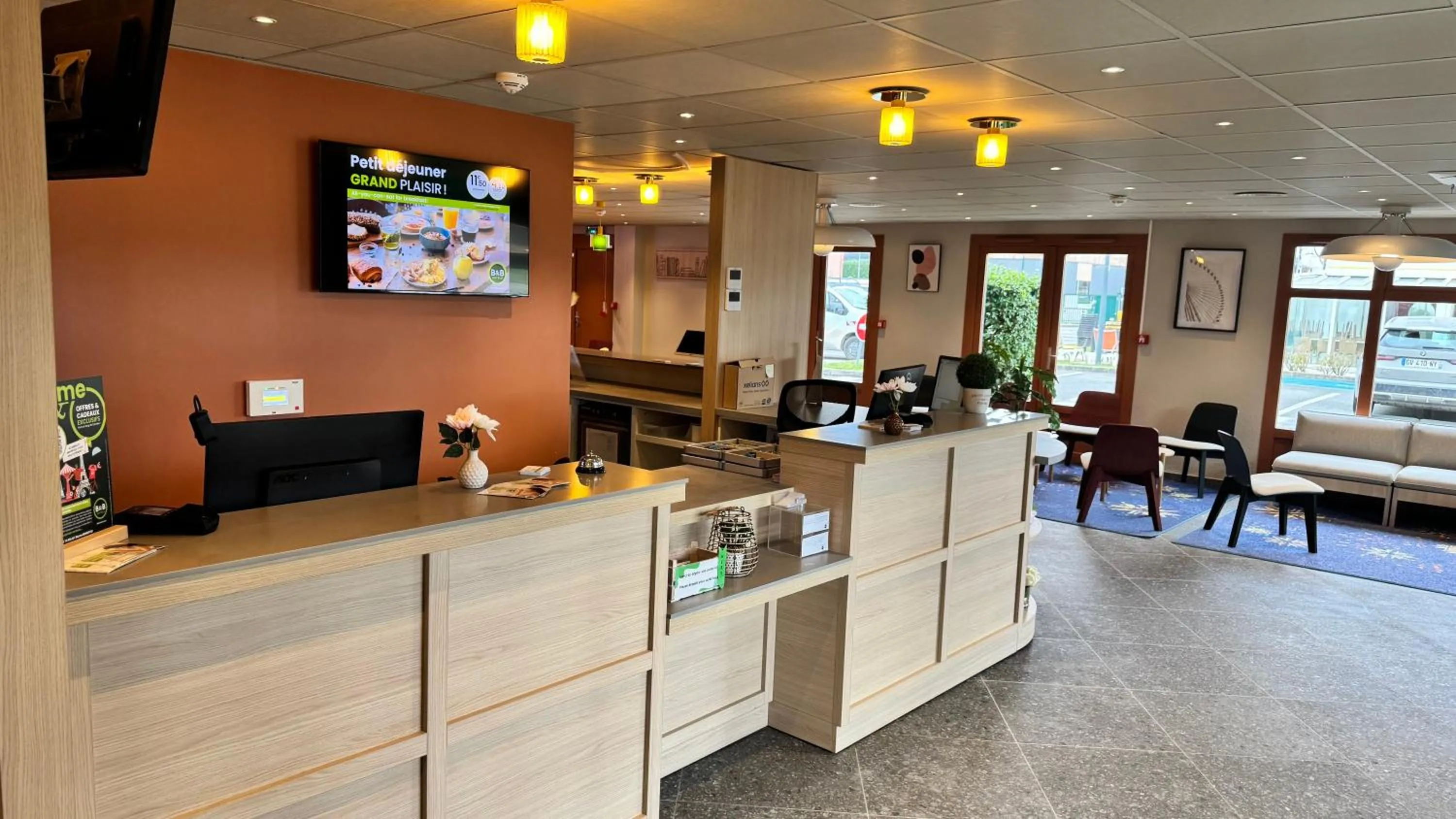 Lobby or reception in B&B HOTEL Saint-Witz Roissy
