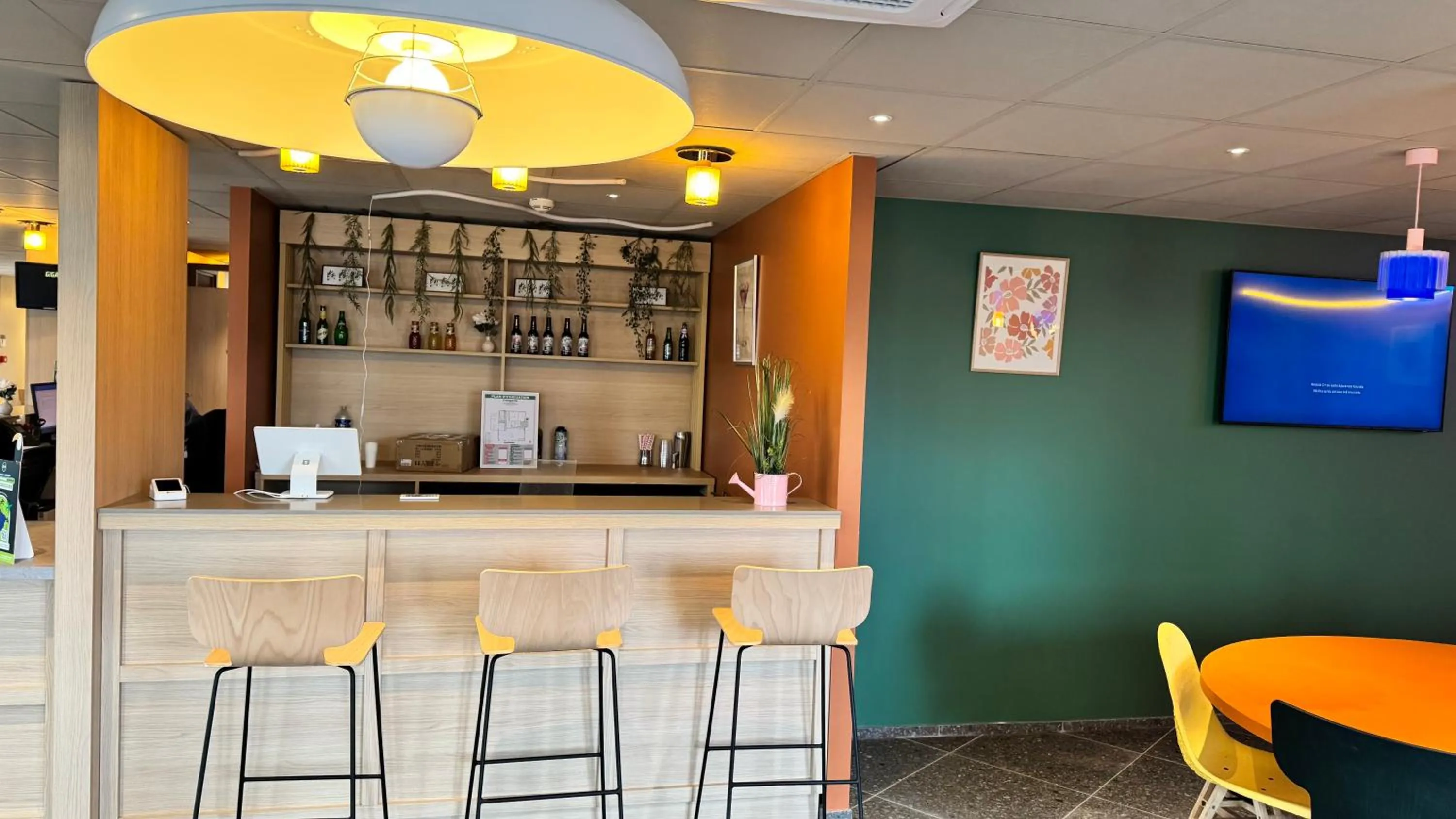 Lounge or bar in B&B HOTEL Saint-Witz Roissy