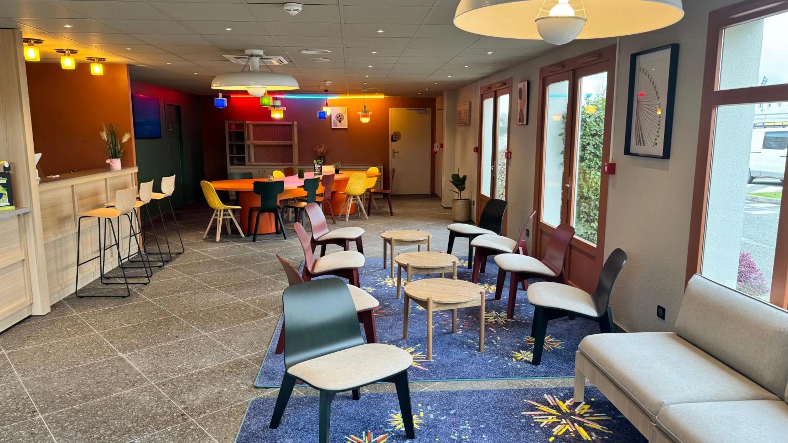 Seating area in B&B HOTEL Saint-Witz Roissy