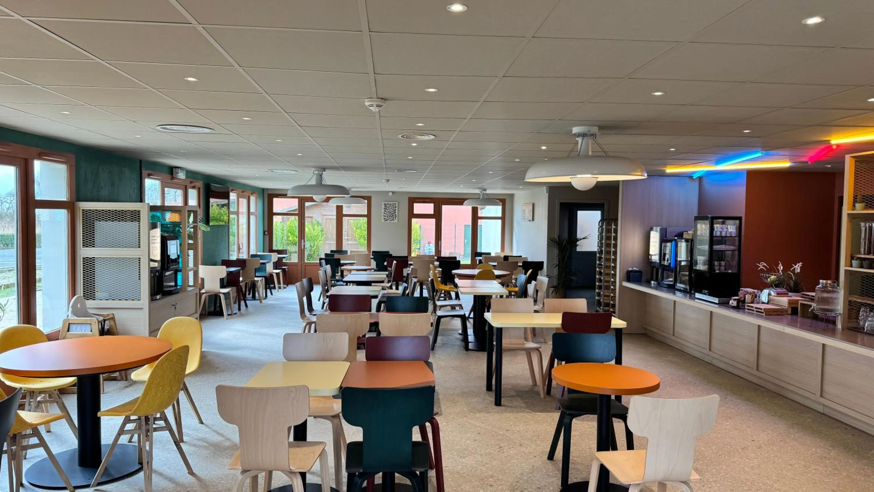 Restaurant/places to eat in B&B HOTEL Saint-Witz Roissy