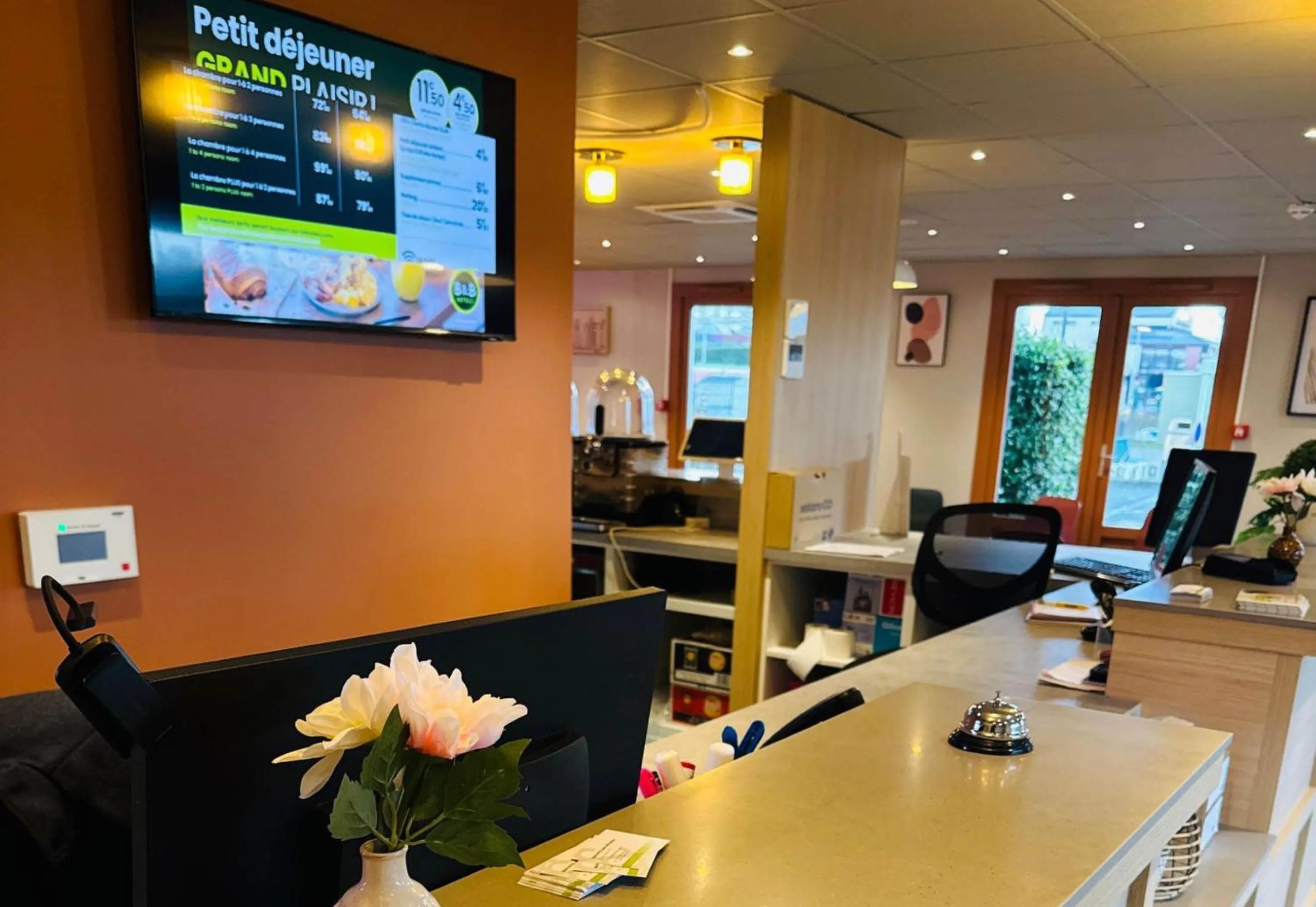 Lobby or reception in B&B HOTEL Saint-Witz Roissy