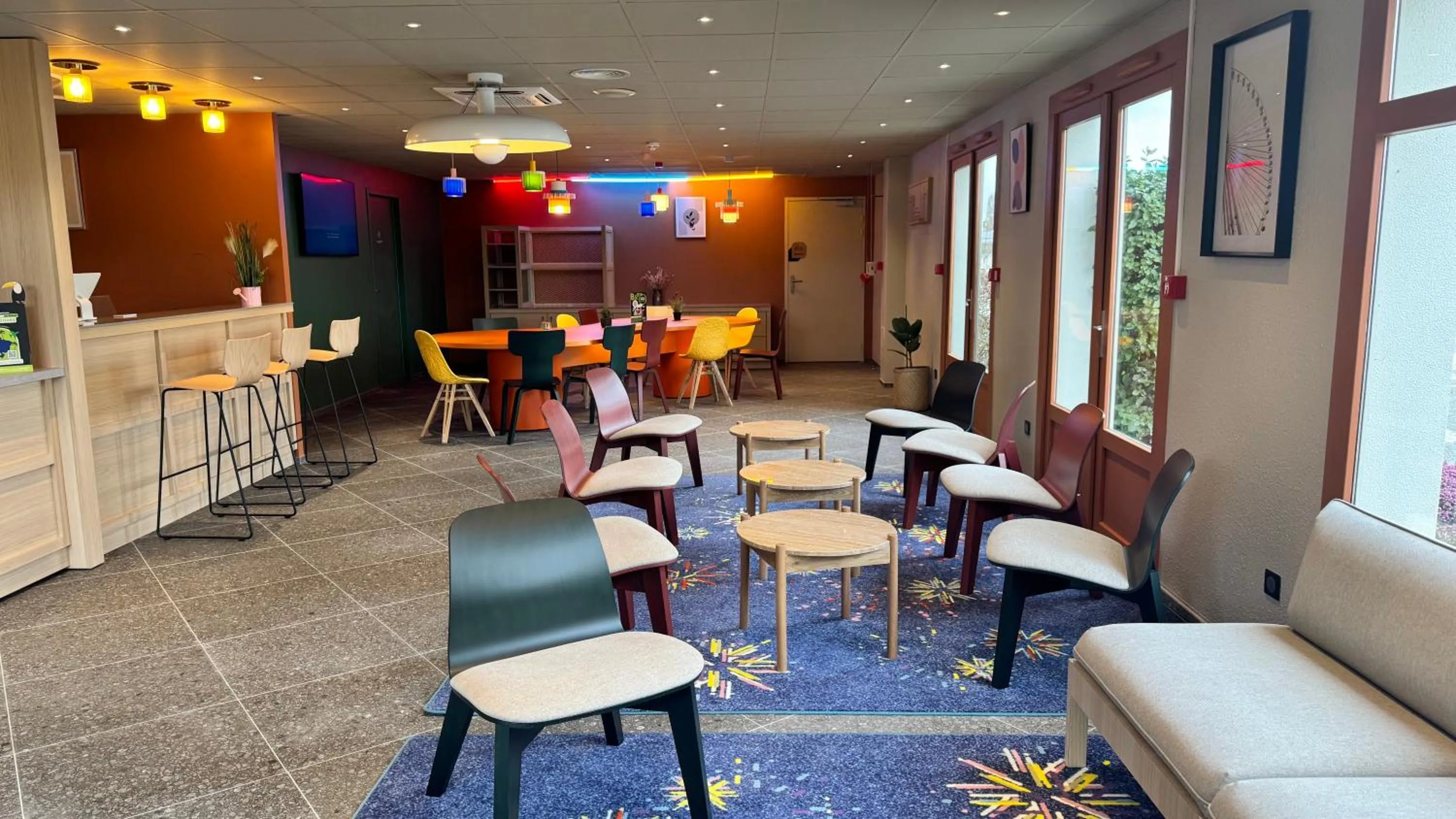 Seating area in B&B HOTEL Saint-Witz Roissy