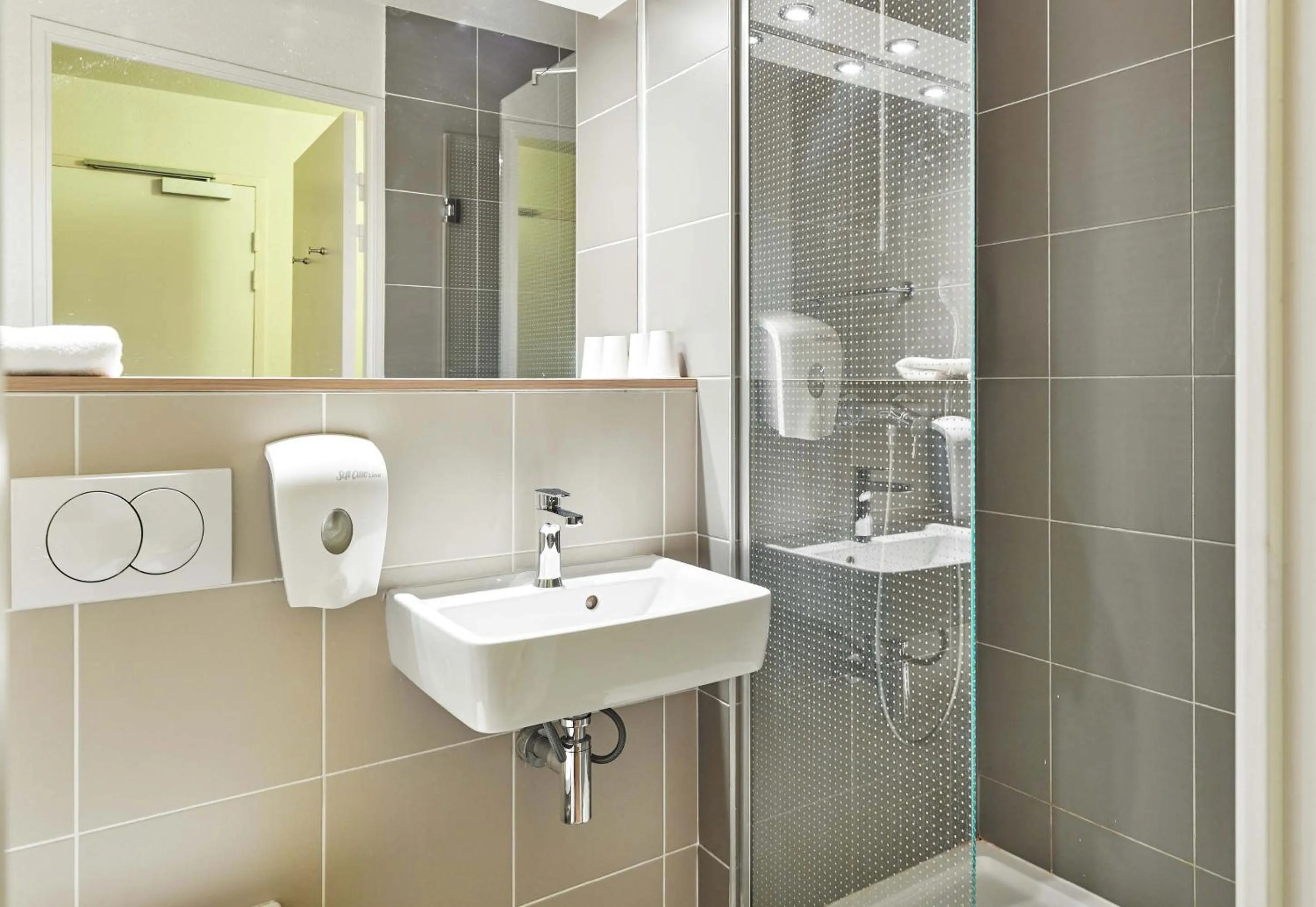 Bathroom in B&B HOTEL Saint-Witz Roissy