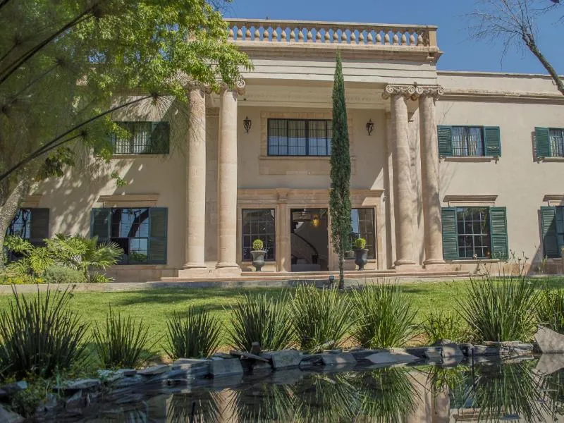 Property building in Mansión E. Borbón