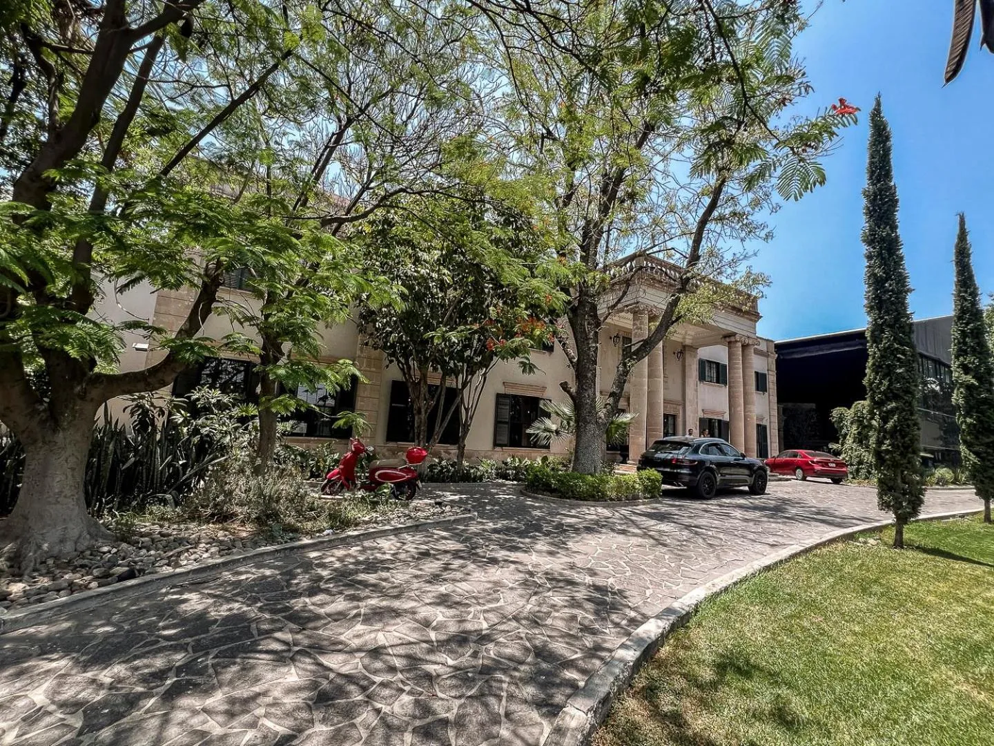 Property building in Mansión E. Borbón